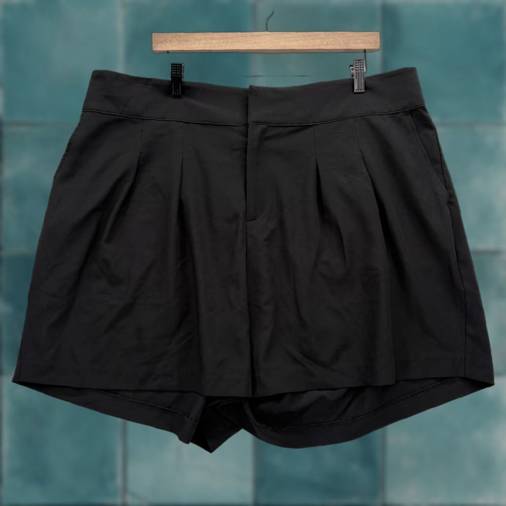 Torrid Torrid Black Wide Leg Studio Crepe Shorts Womens 20 Plus Belted Chino NWT Pu ll On Elastic Pocket 5in Inseam Summer Casual Business Times Womens Size 42" / US 20 - 1 Thumbnail