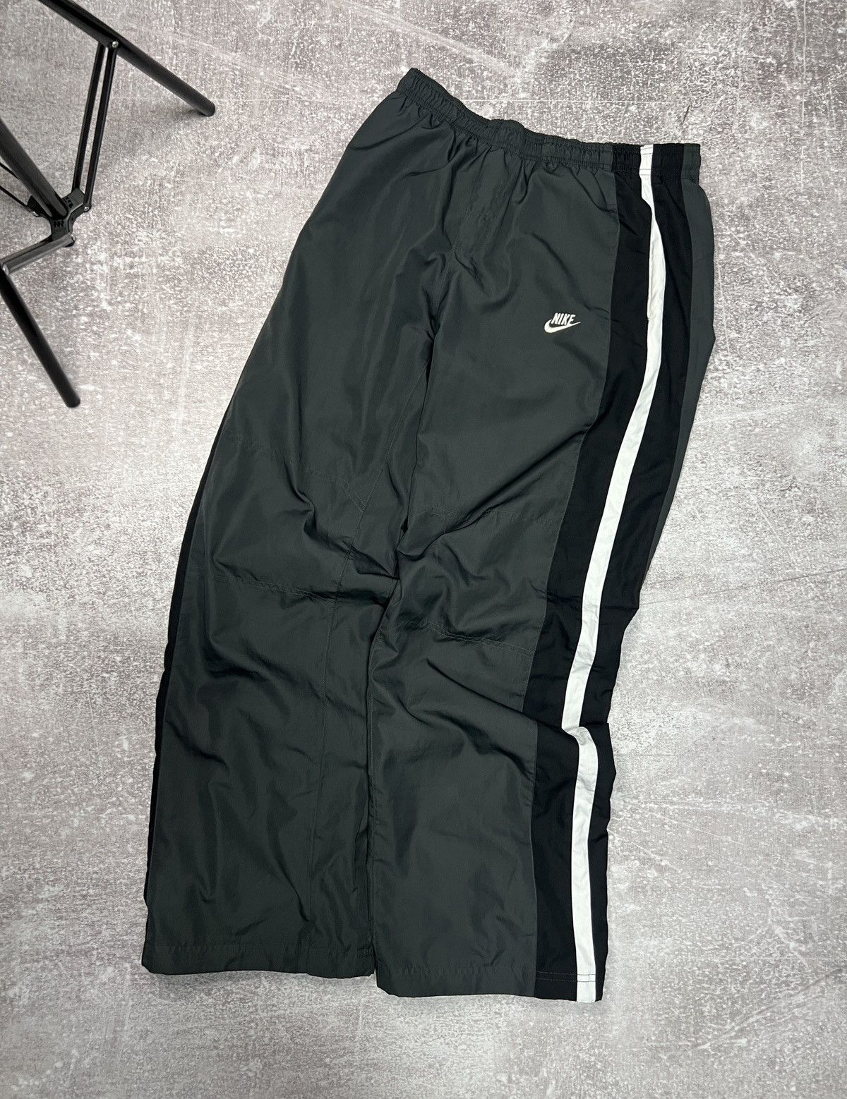 Nike Vintage Nike Track Pants 90s Big Logo Swoosh Y2K Size S Size US 31 - 1 Thumbnail