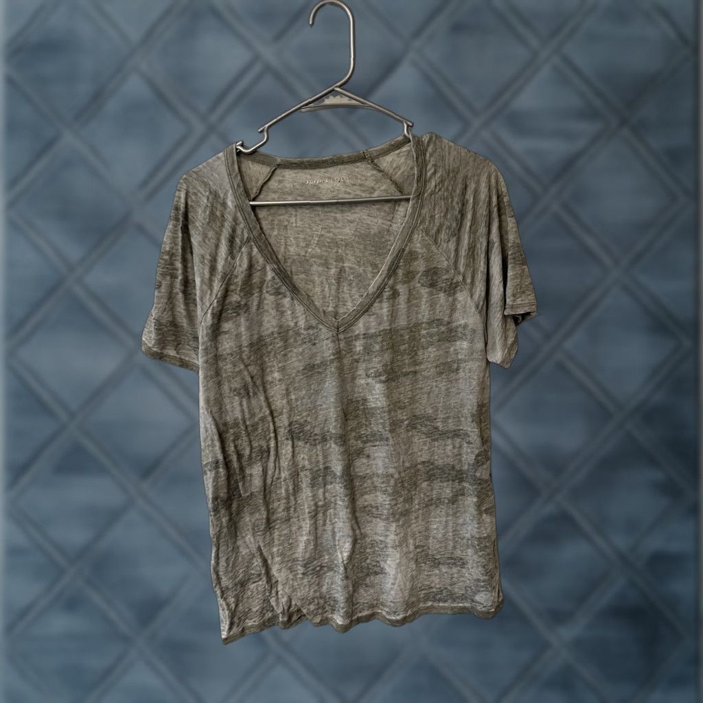 American Eagle Outfitters American Eagle Womens V Neck Tee Size Large Camo Green S/S Size L / US 10 / IT 46 - 1 Thumbnail