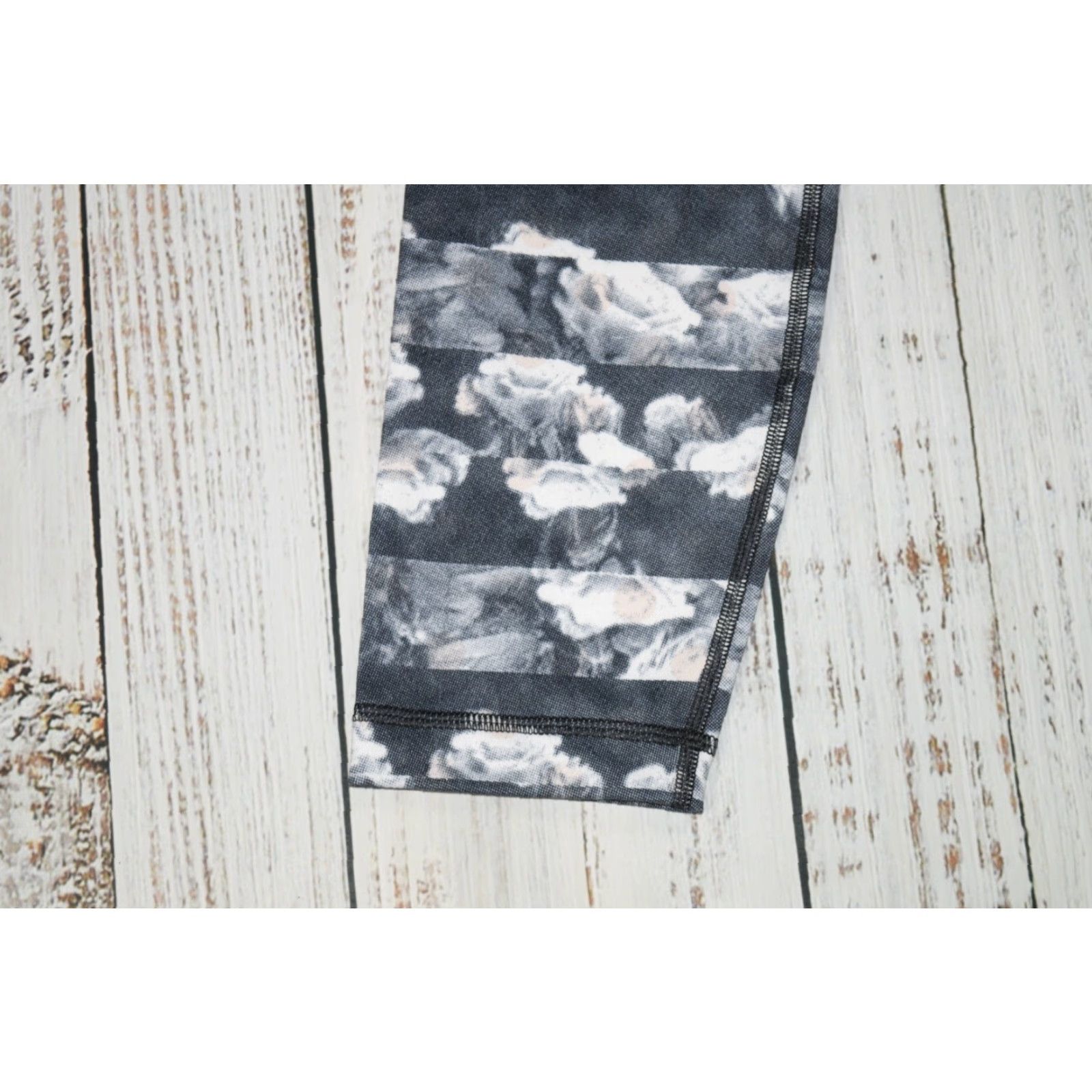 Lululemon WOMENS LULULEMON T3 LEGGINGS BLACK ROSE PRINT SIZE 8 ATHLETIC CROPPED STRETCH 30IN WAIST Size 30" / US 8 / IT 44 - 3 Thumbnail