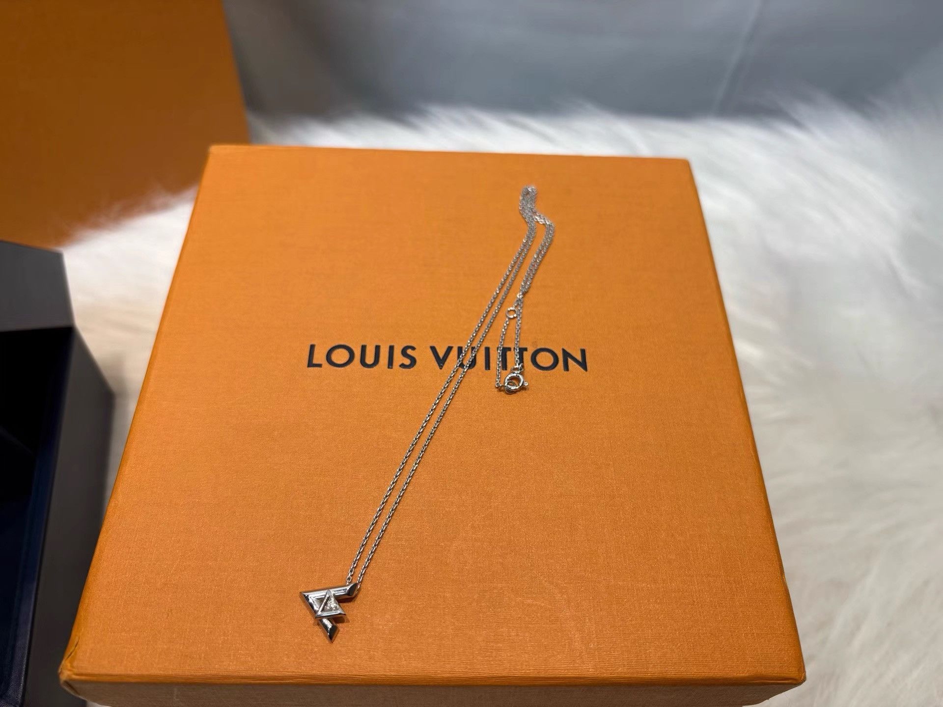 Louis Vuitton Louis Vuitton White Gold Diamond VOLT Pendant K36 Size ONE SIZE - 4 Thumbnail