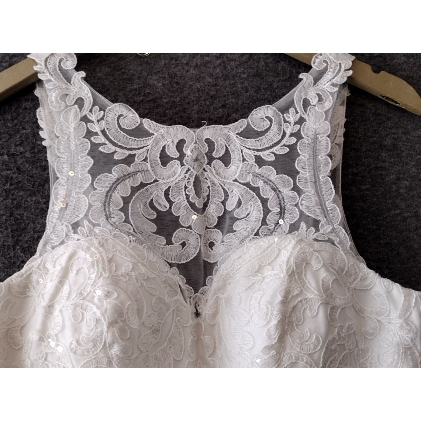 Vintage Wedding White Dress With Tank Top Sleeves Lace And Train Size 6 Dress Size US S / EU 44-46 / 1 - 3 Thumbnail