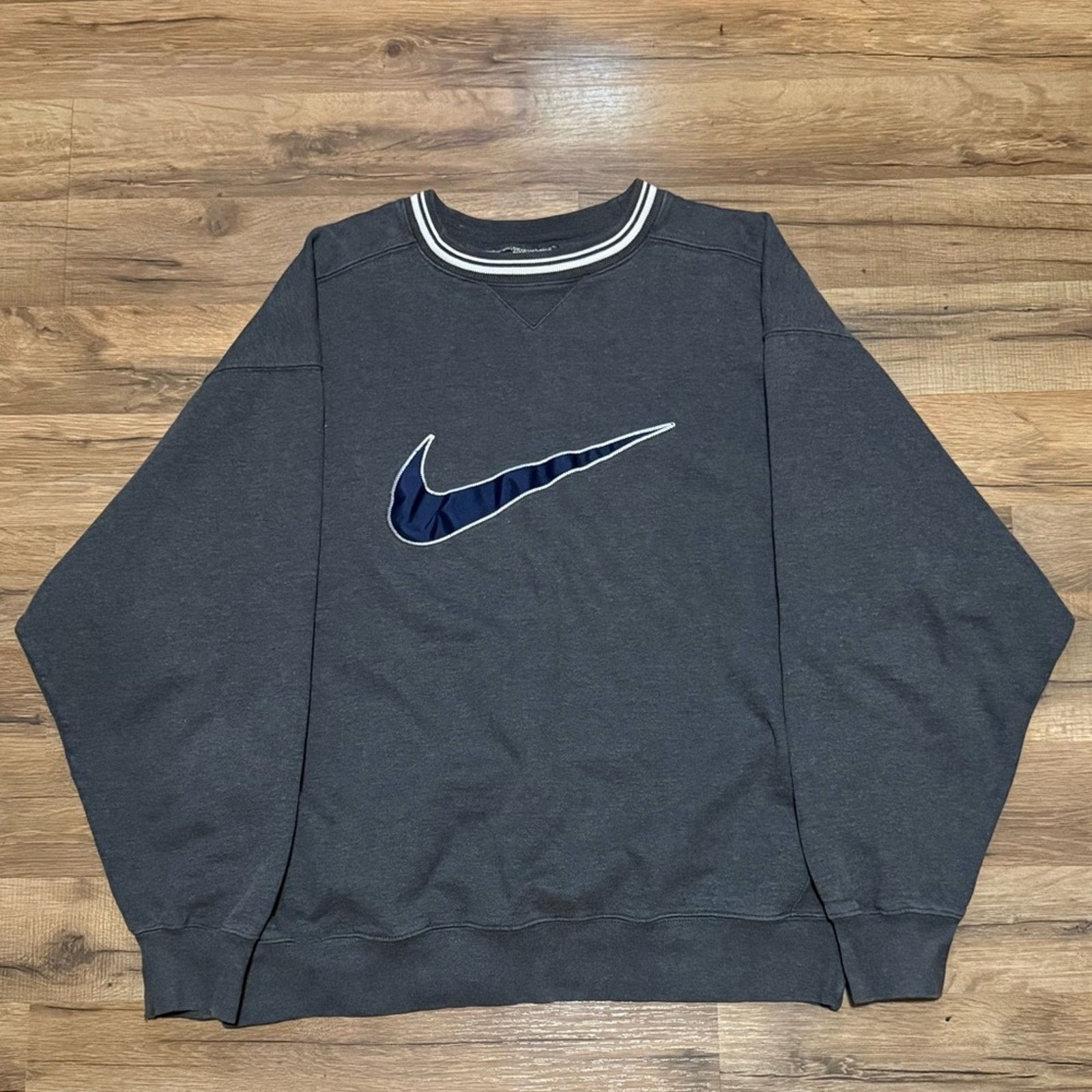 Nike 90s Nike Big Center Swoosh Crewneck Sweatshirt Size US L / EU 52-54 / 3 - 1 Thumbnail