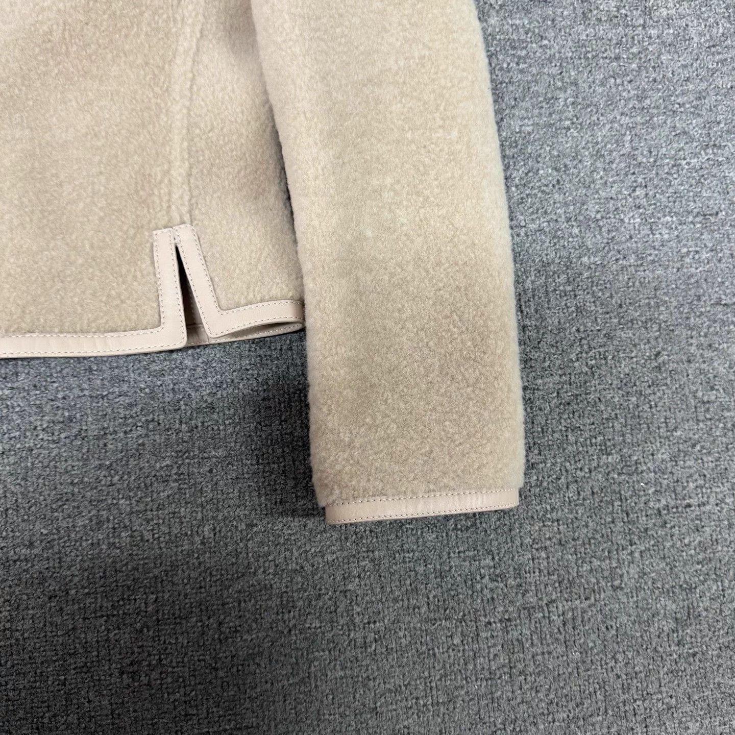 Hermes Hermes shearling coat asym zip 36 99 new Size XS / US 0-2 / IT 36-38 - 4 Thumbnail