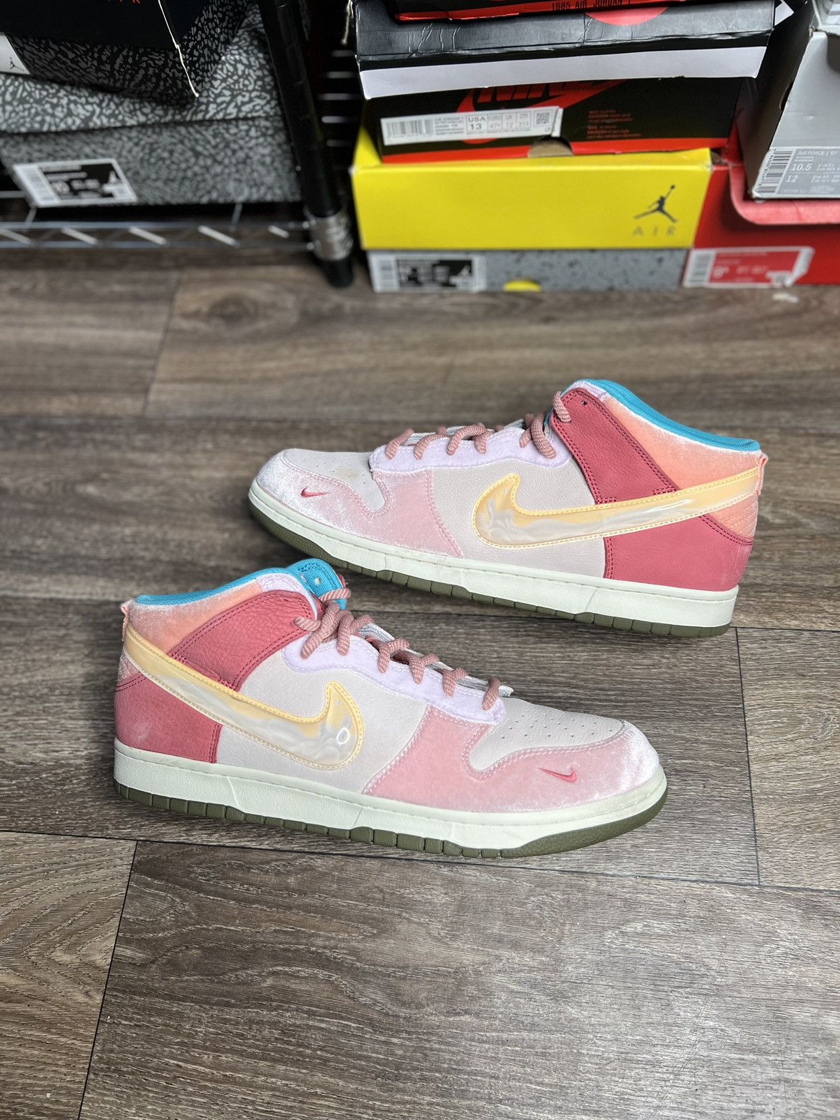 dunk mid social status strawberry