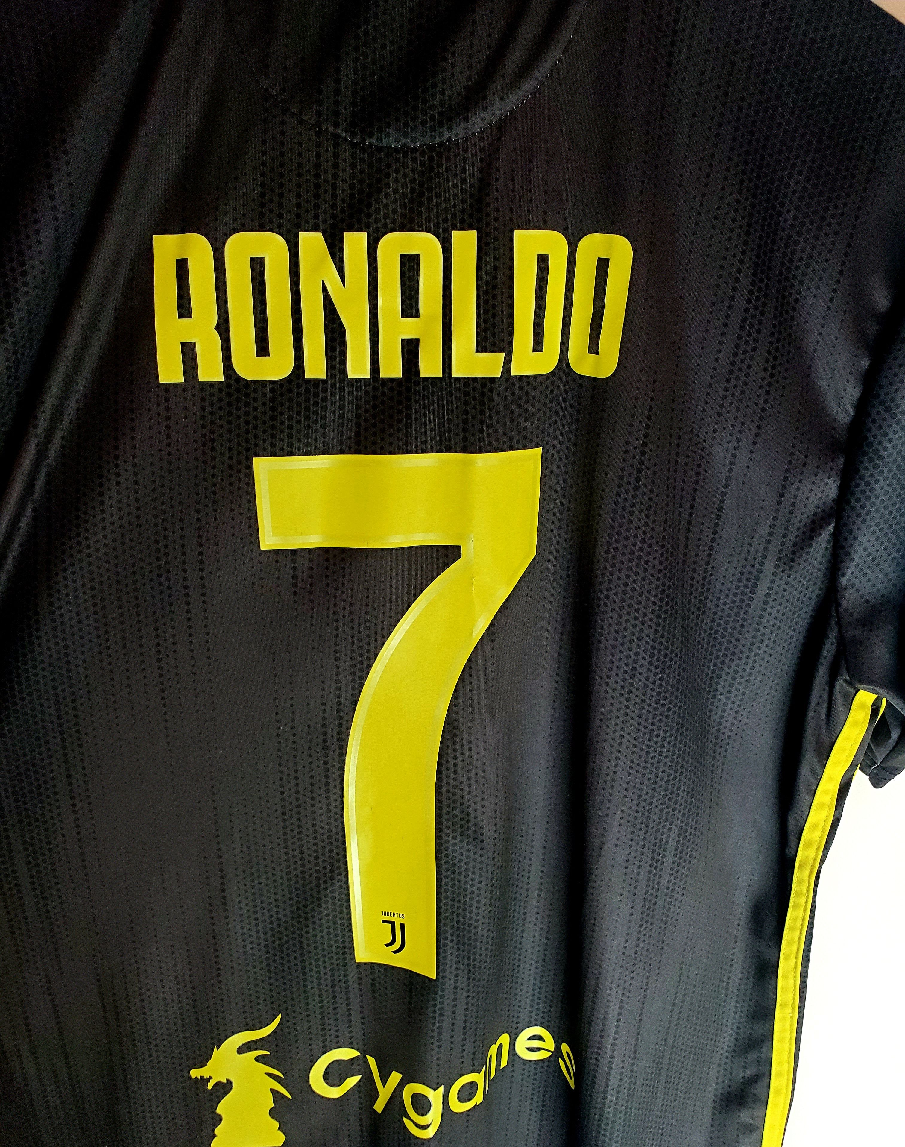 Other Juventus 2018 - 2019 football soccer jersey # 7 Ronaldo L Size US L / EU 52-54 / 3 - 6 Thumbnail
