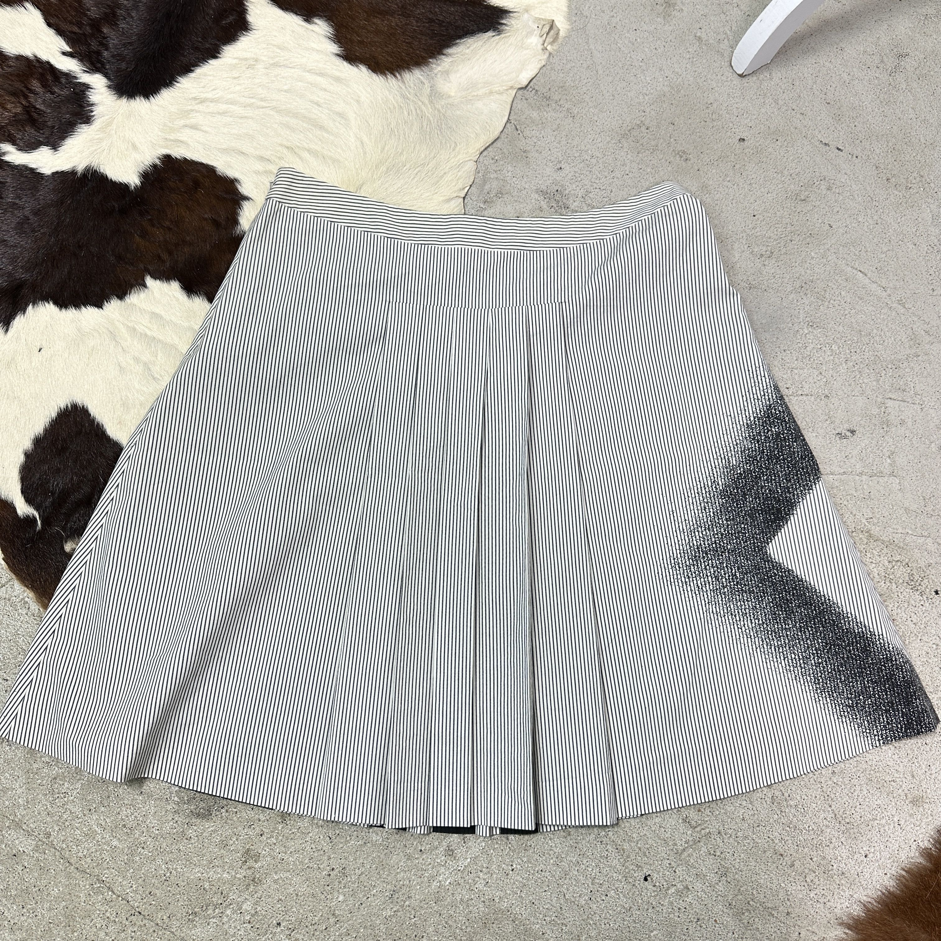 Moschino Vintage Avant Garde Moschino Pleated Face Print Skirt 00s Size 26" / US 2 / IT 38 - 5 Thumbnail