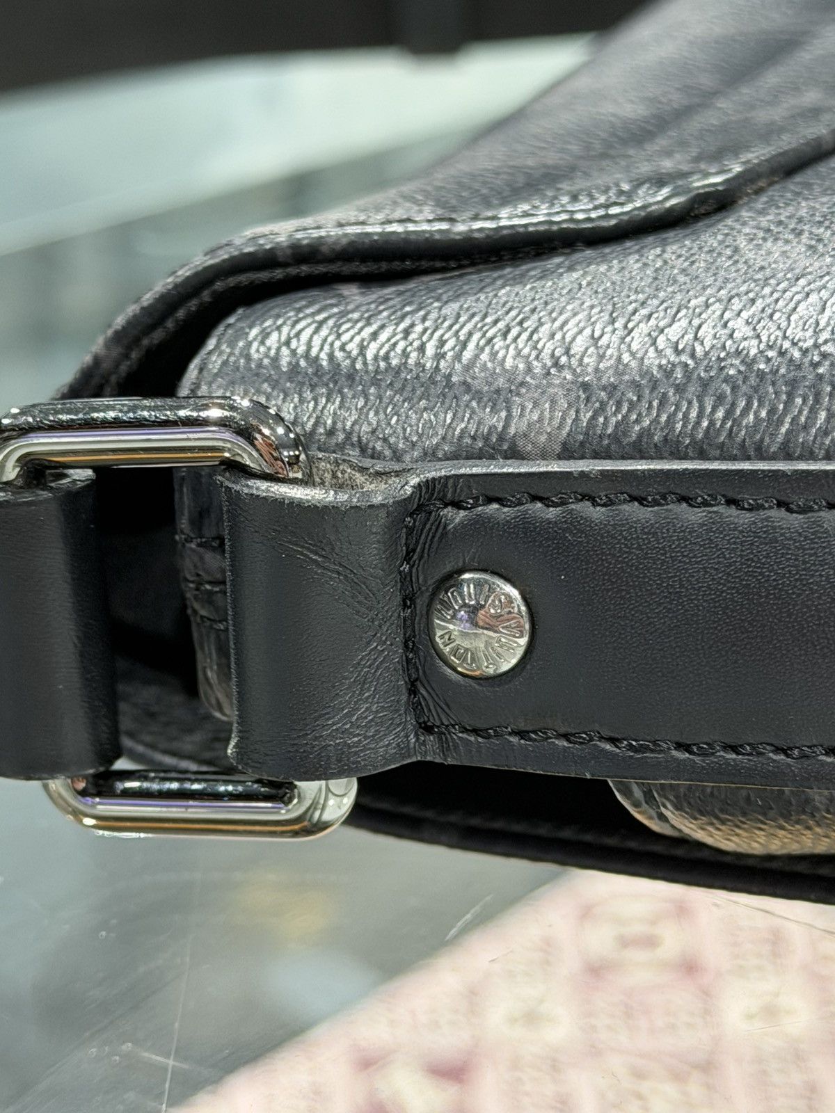 Louis Vuitton Louis Vuitton District PM Messenger Monogram Bag Size ONE SIZE - 9 Thumbnail