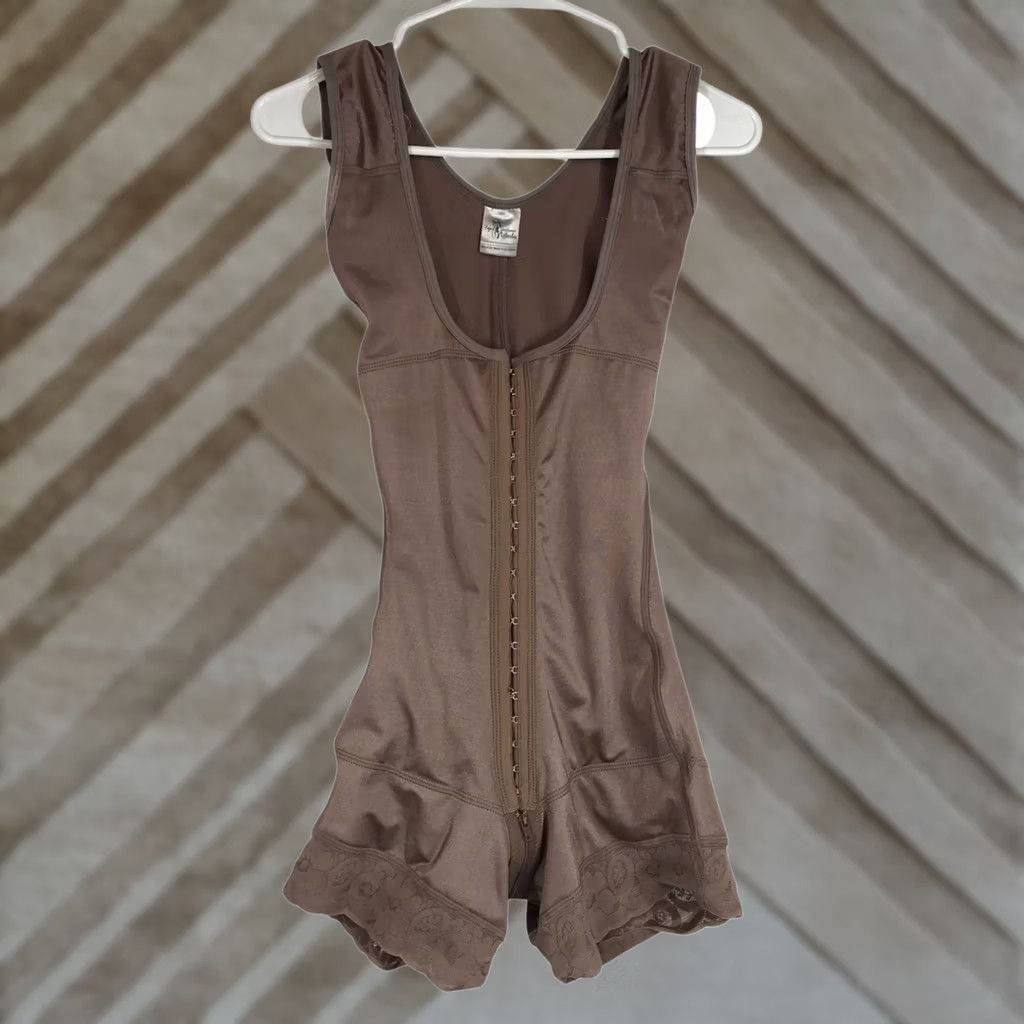 Vintage NEBULA WOMEN'S S BEIGE ROUND NECK SLEEVELESS ABDOMINAL COMPRESSION SHORTS SHORTS Small Women Beige N/A Size 28" / US 6 / IT 42 - 1 Thumbnail