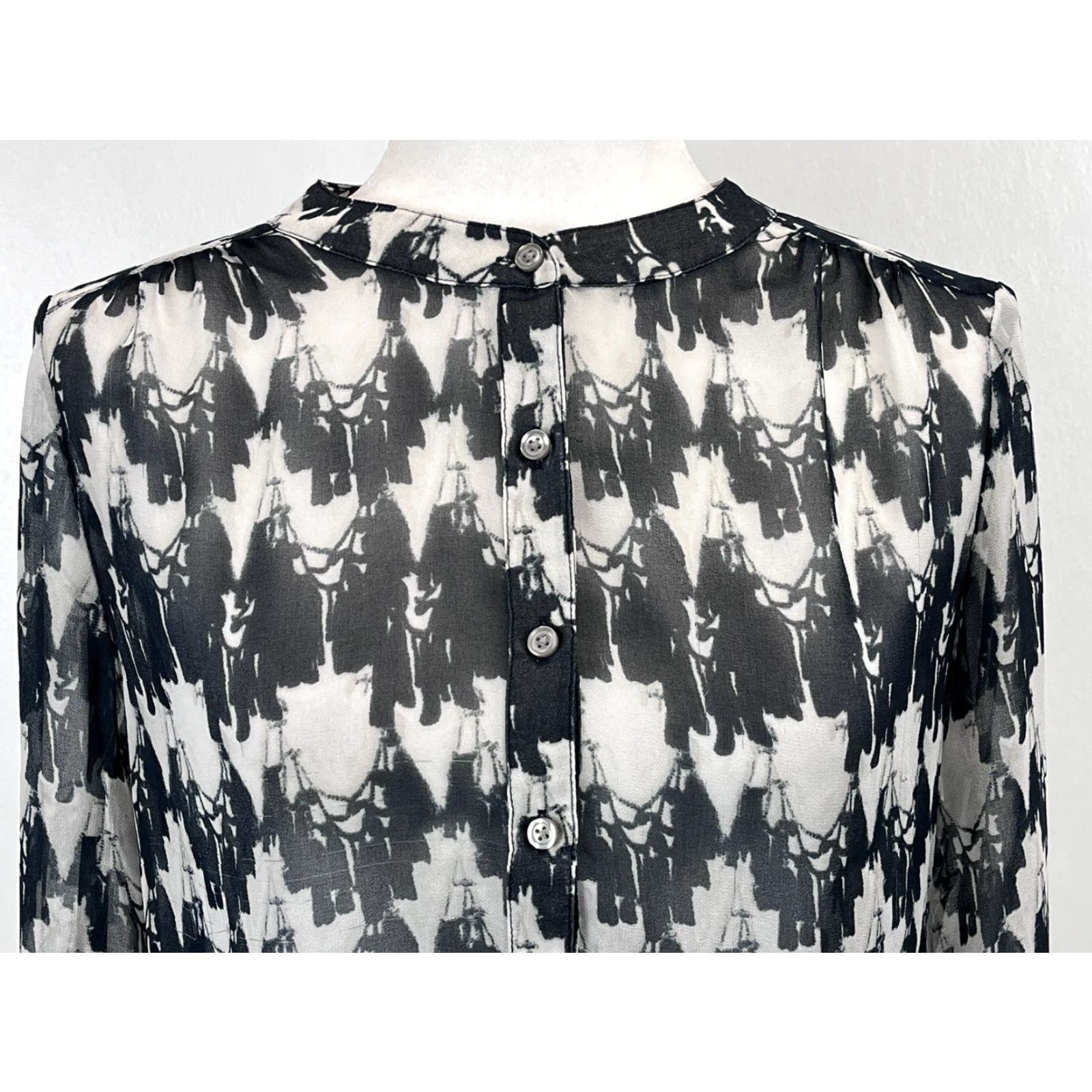 Banana Republic VINTAGE? Wait the item is Banana Republic, not vintage. So: Banana Republic Blouse Shirt Womens Size 4 Long Sleeve Sheer Black White Career Office Size S / US 4 / IT 40 - 5 Thumbnail