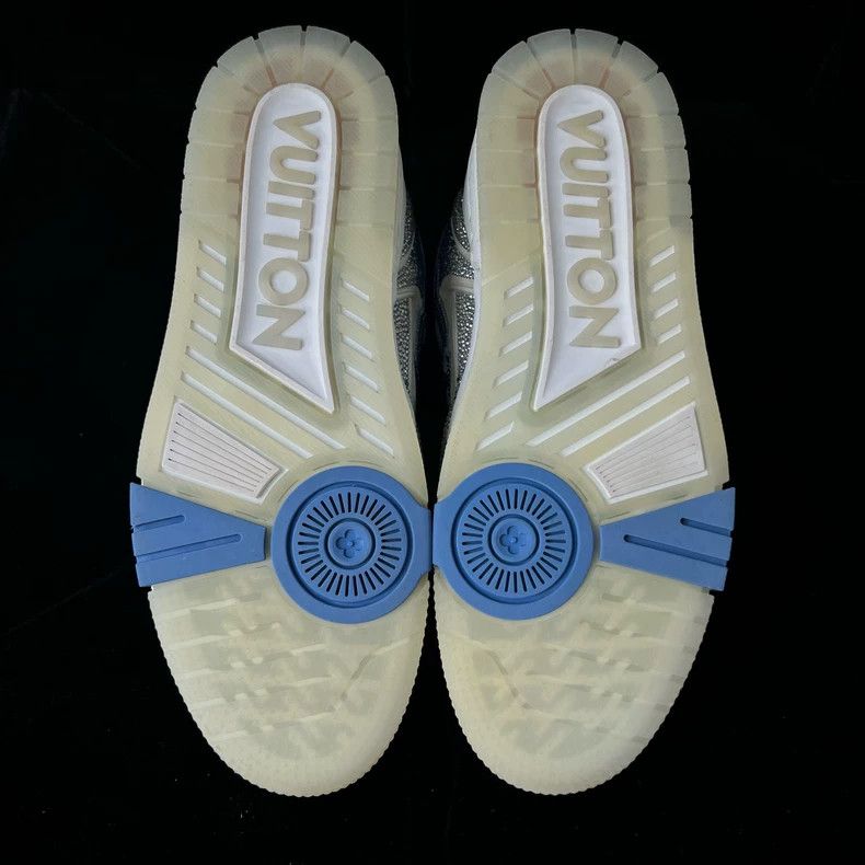 Louis Vuitton Louis Vuitton Blue sky and white clouds full of drilling b Size US 9.5 / EU 42-43 - 7 Thumbnail