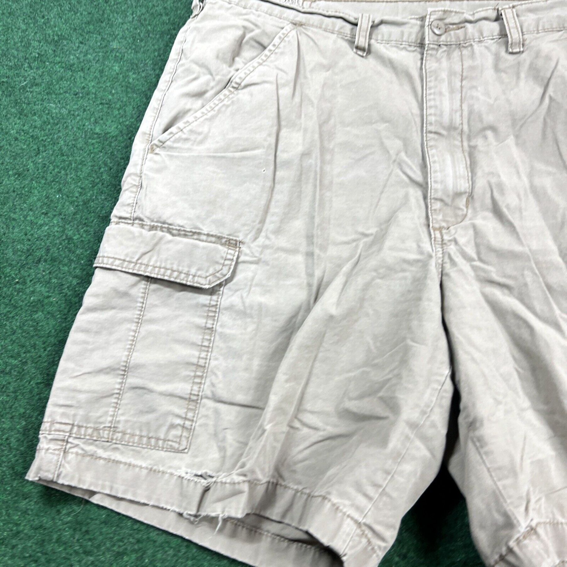 Wrangler Wrangler Men's Relaxed Mid Rise Faded Khaki Y2K Classic Cargo Shorts Size 36x10 Size US 36 / EU 52 - 2 Thumbnail