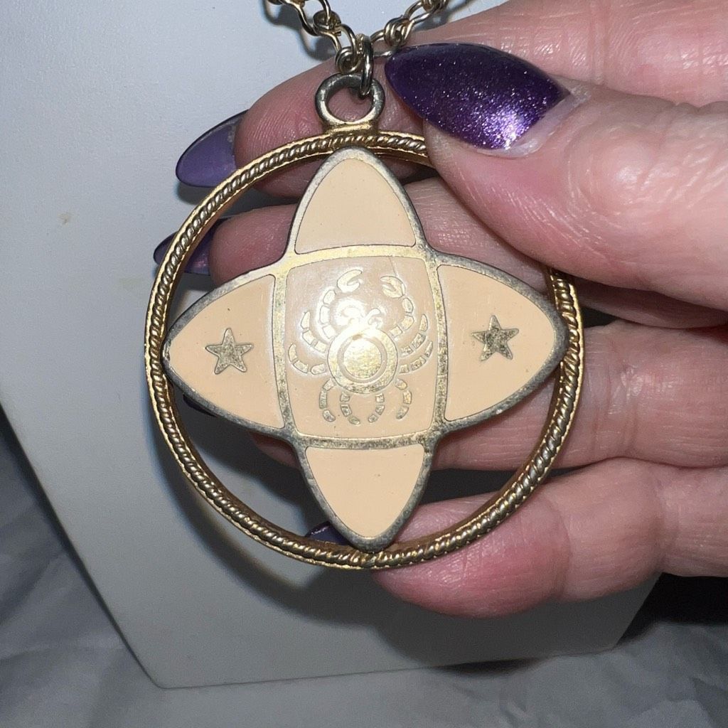 Vintage Vintage Groovy Astrological Sign Cancer Medallion on Chain Size ONE SIZE - 3 Thumbnail