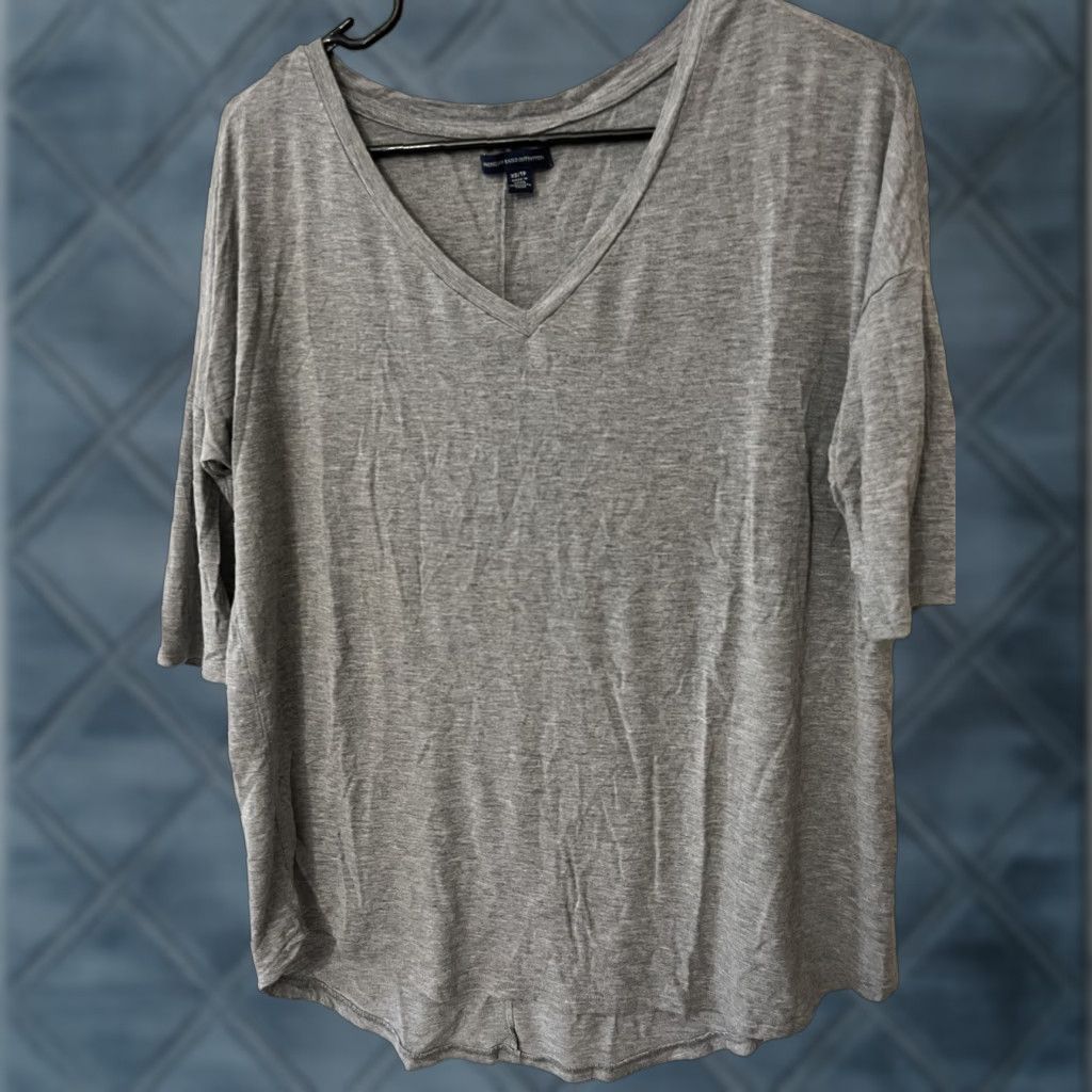 American Eagle Outfitters American Eagle Outfitters V-Neck T-Shirt Women's XS Gray Striped Casual Tee Size XS / US 0-2 / IT 36-38 - 1 Thumbnail