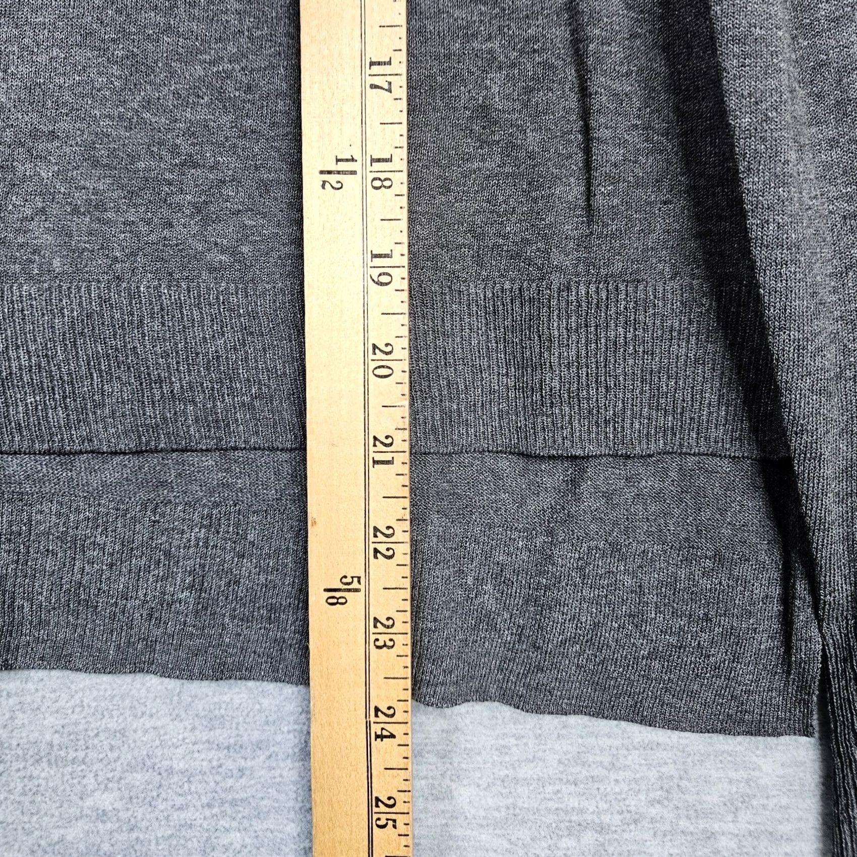 Elizabeth and James Elizabeth & James Grey Long Sleeve Cardigan M Women Knit Button V-Neck Sweater Modern Solid Size M / US 6-8 / IT 42-44 - 4 Thumbnail
