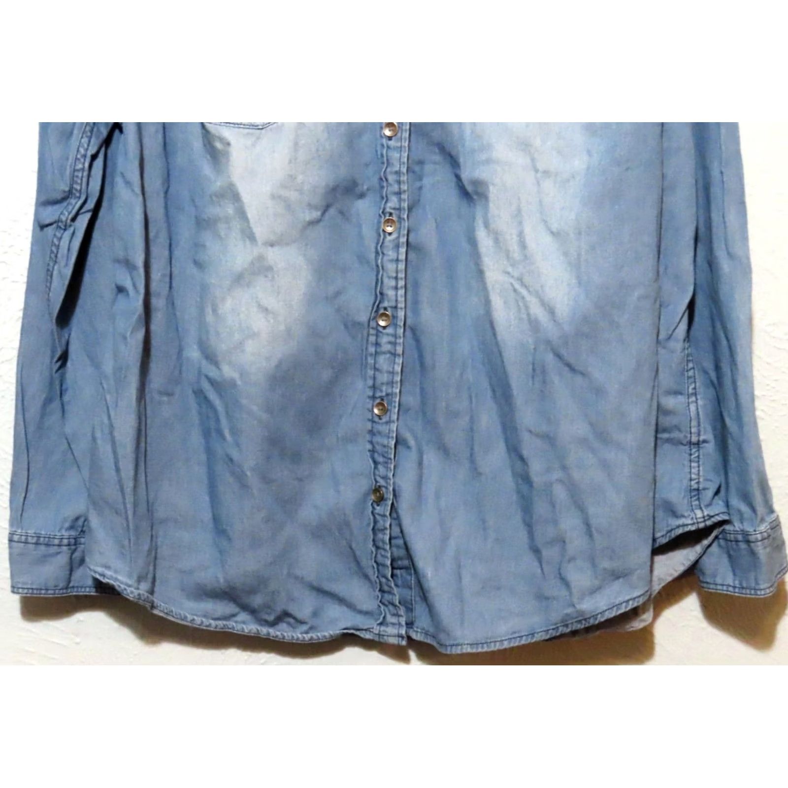 Torrid Torrid Shirt Womens 1X Blue Chambray Cotton Collared Button Long Sleeve Pocket Casual Plus Size Womens Size XL / US 12-14 / IT 48-50 - 2 Thumbnail