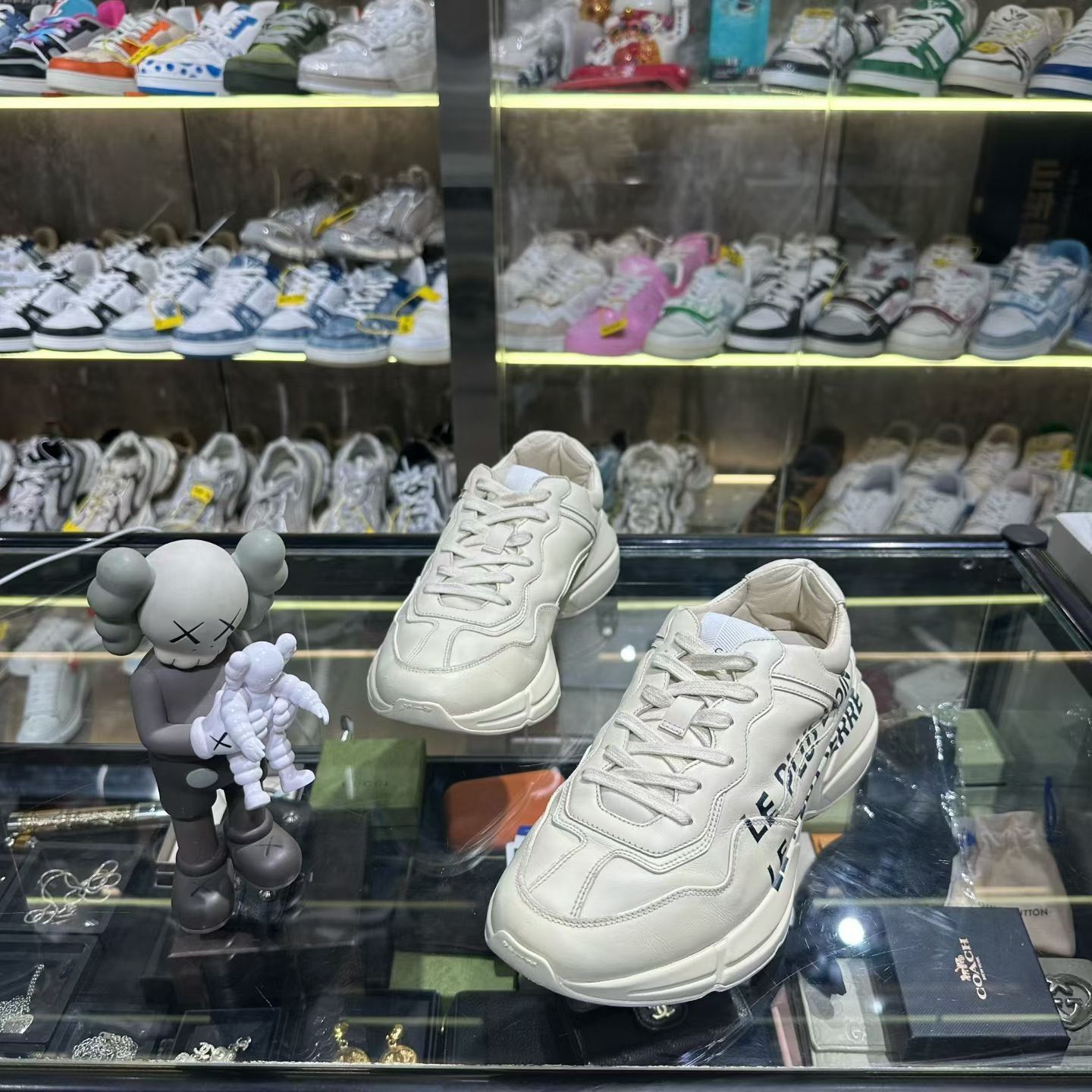 Gucci Gucci Printed White Lowtop Sneakers 7 Men Size US 7 / EU 40 - 1 Thumbnail