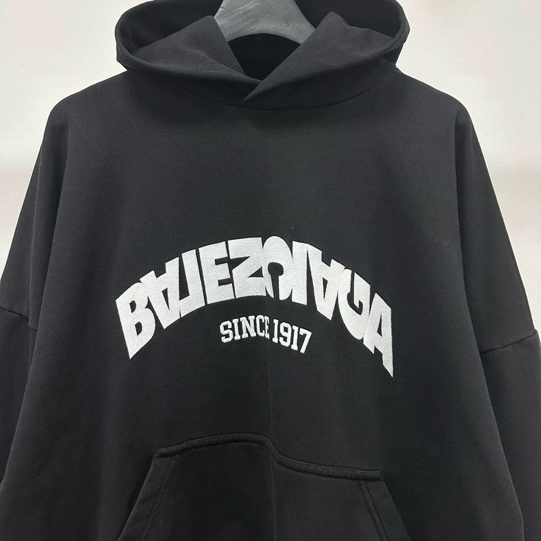 Balenciaga Balenciaga FW23 BACK FLIP ROUND reverse embroidered logo ho Size US M / EU 48-50 / 2 - 3 Thumbnail