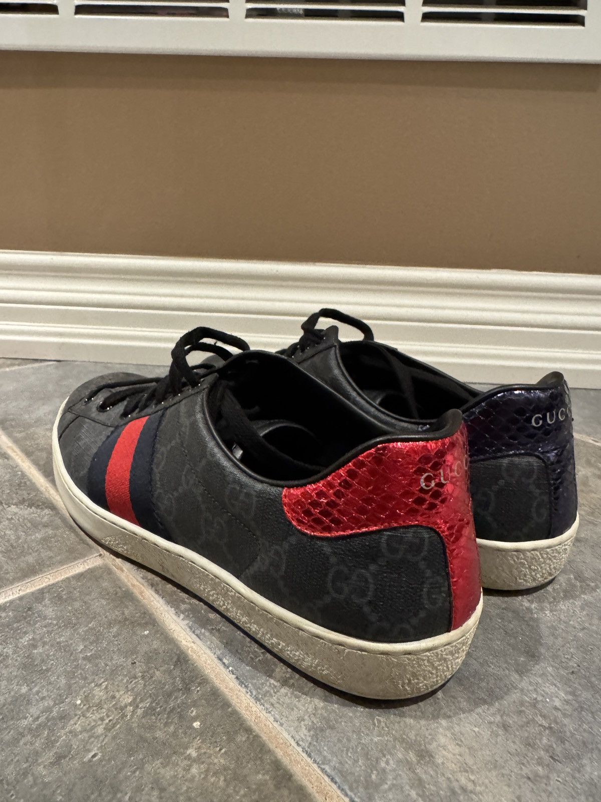 Gucci Gucci mens low top leather sneakers. Size US 9 / EU 42 - 2 Thumbnail