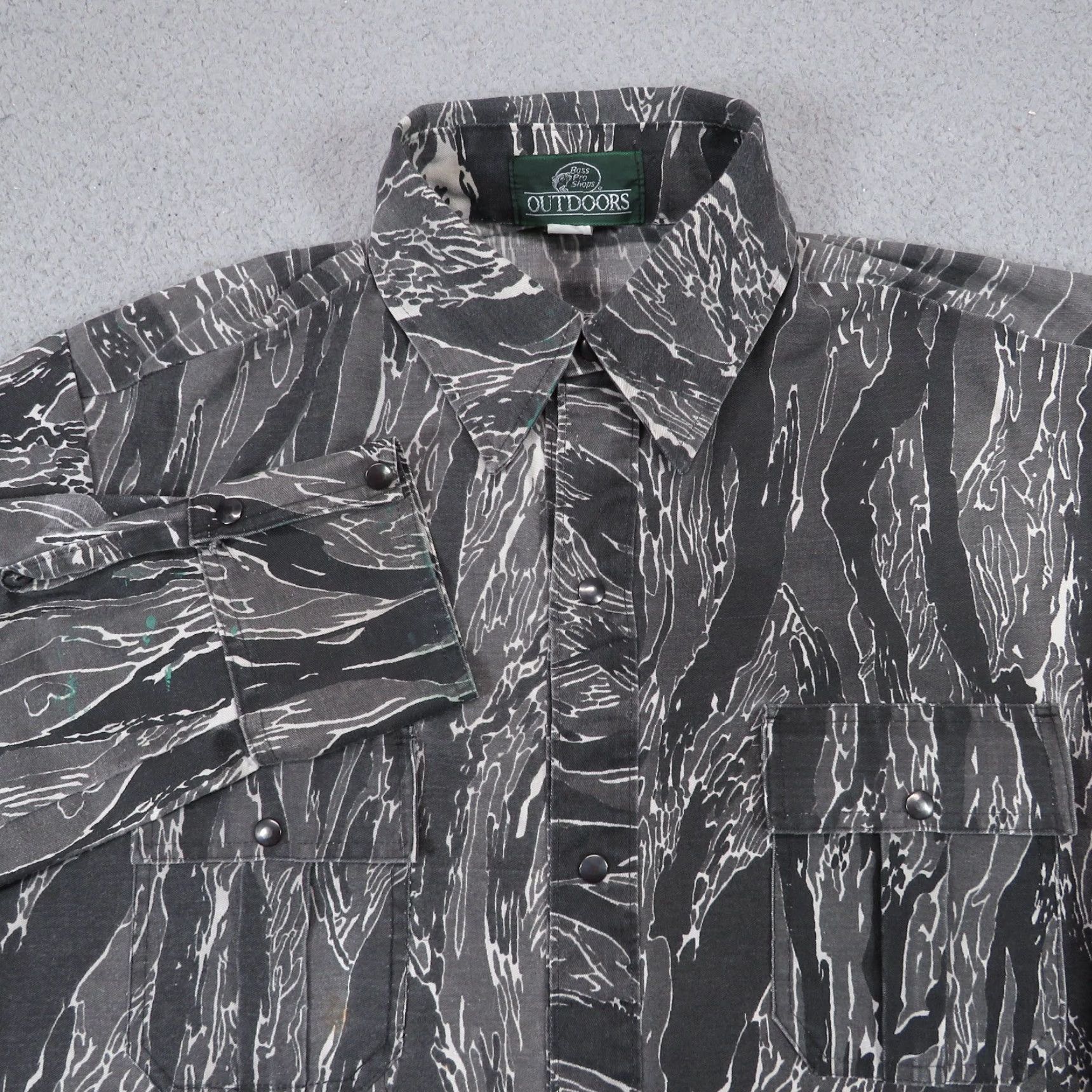 Bass Pro Shops VINTAGE Bass Pro Shirt Mens XL Black Tiger Stripe Shacket Distressed 90s Hunting Size US XL / EU 56 / 4 - 2 Thumbnail