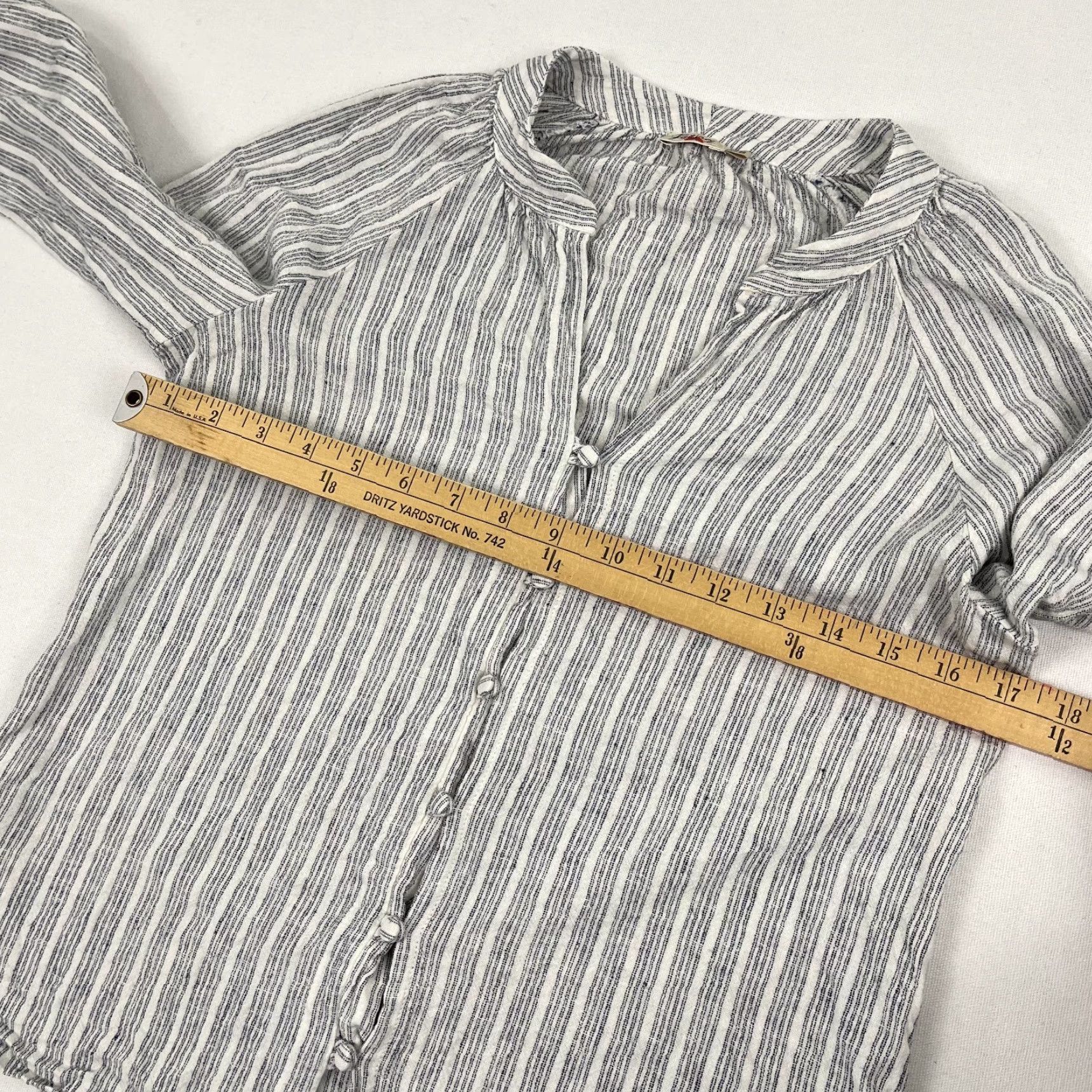 Faherty Faherty Button Up Shirt Womens XS Linen Peasant Striped Casual Sleeve 3/4 White V-Neck Button-Down Casual Shirt Men or Women? Size XS / US 0-2 / IT 36-38 - 4 Thumbnail
