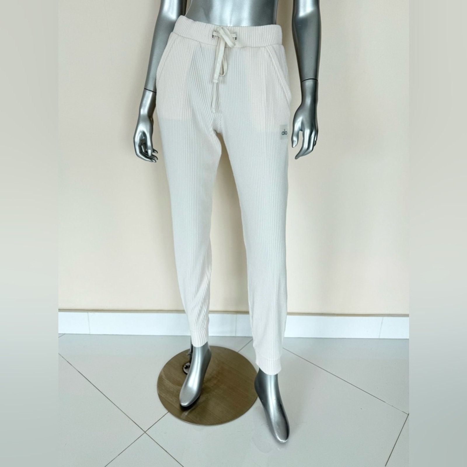 Alo Yoga ALO Yoga women ivory sweatpants size S Size 28" / US 6 / IT 42 - 1 Thumbnail