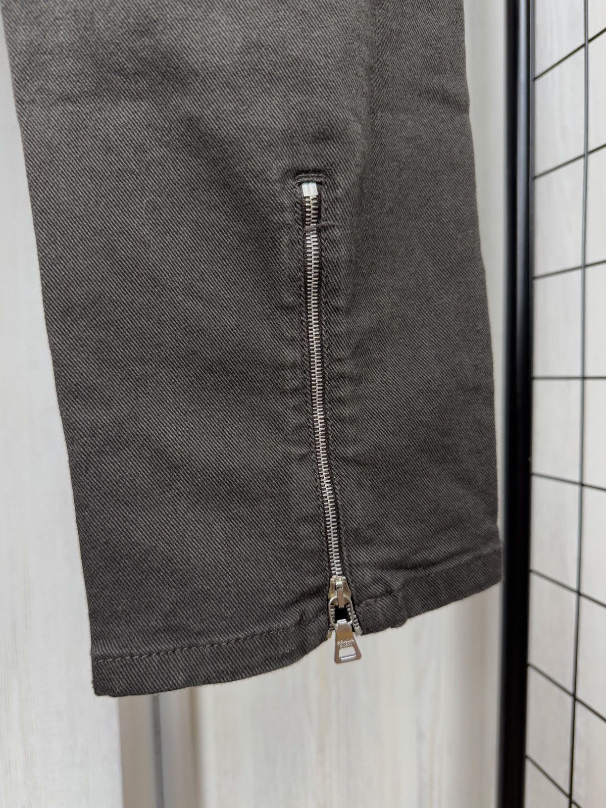 Prada PRADA DARK BROWN COTTON STRAIGHT FIT LOGO CROPPED ZIP JEANS Size 30" / US 8 / IT 44 - 9 Thumbnail