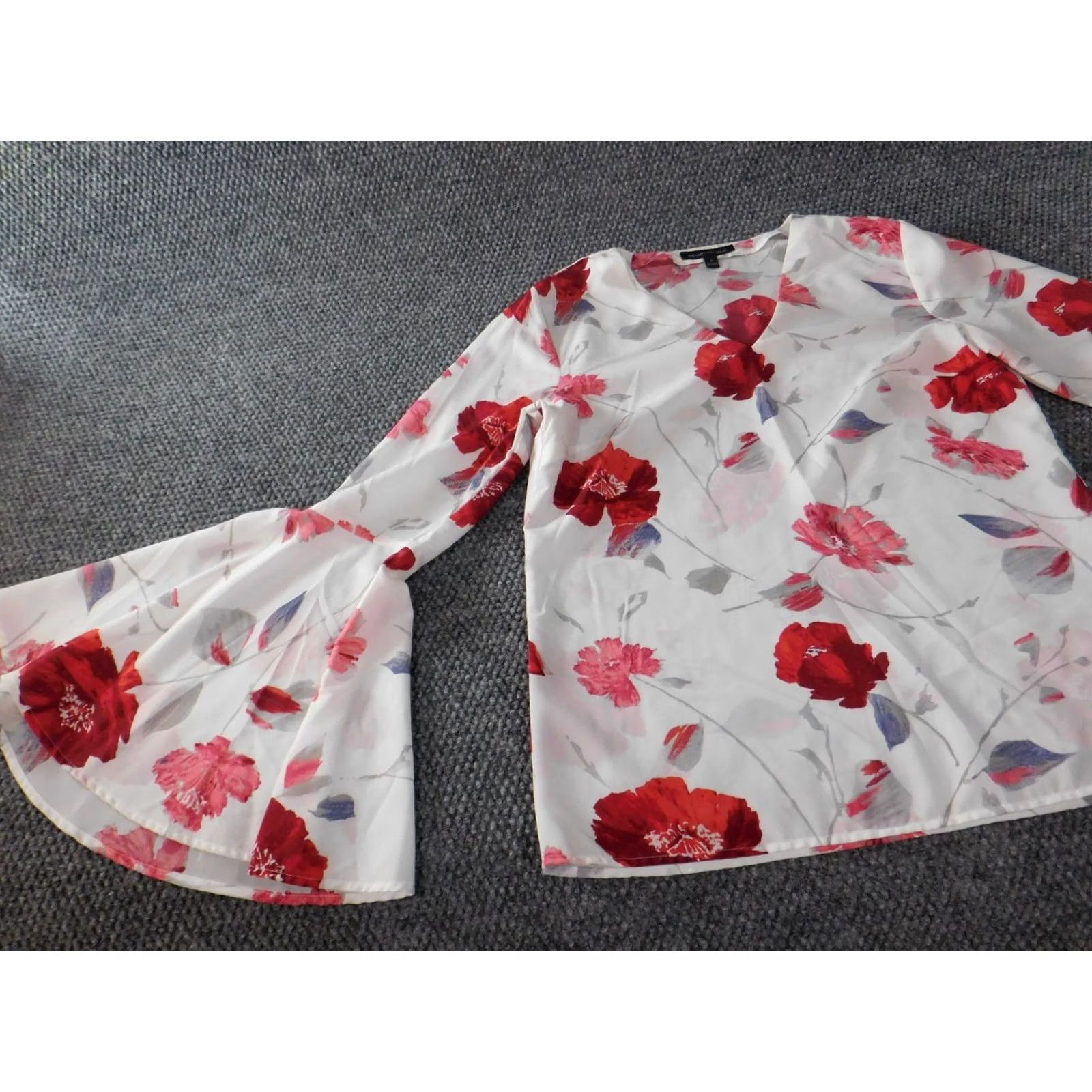 Banana Republic Banana Republic Blouse Womens S White Floral Bell Sleeve Crew Neck Pullover Casual Regular Polyester Woven Classic Size S / US 4 / IT 40 - 3 Thumbnail