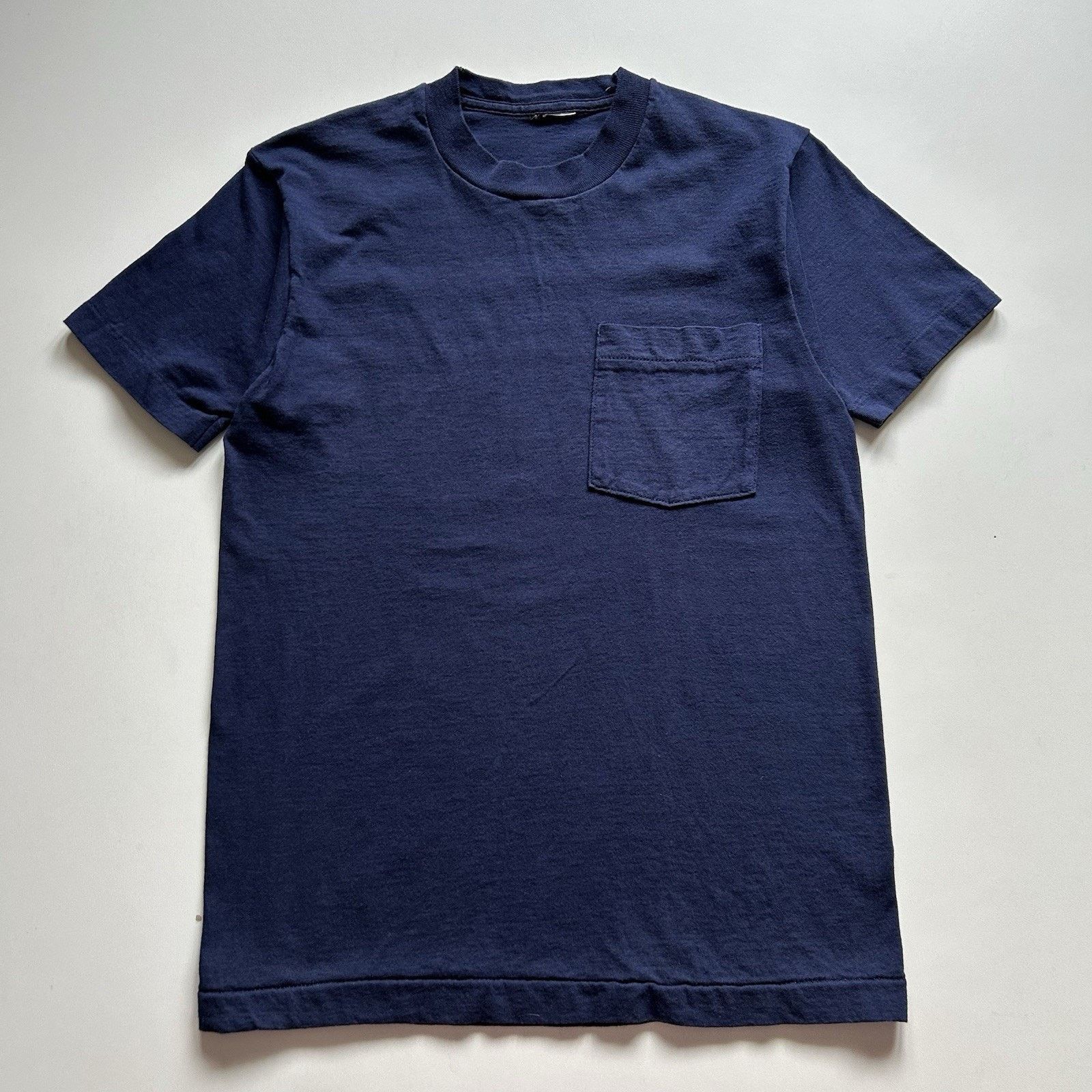 Vintage Vintage 90s Sun Faded Navy Blue Pocket T Shirt Small Rare Size US S / EU 44-46 / 1 - 1 Thumbnail