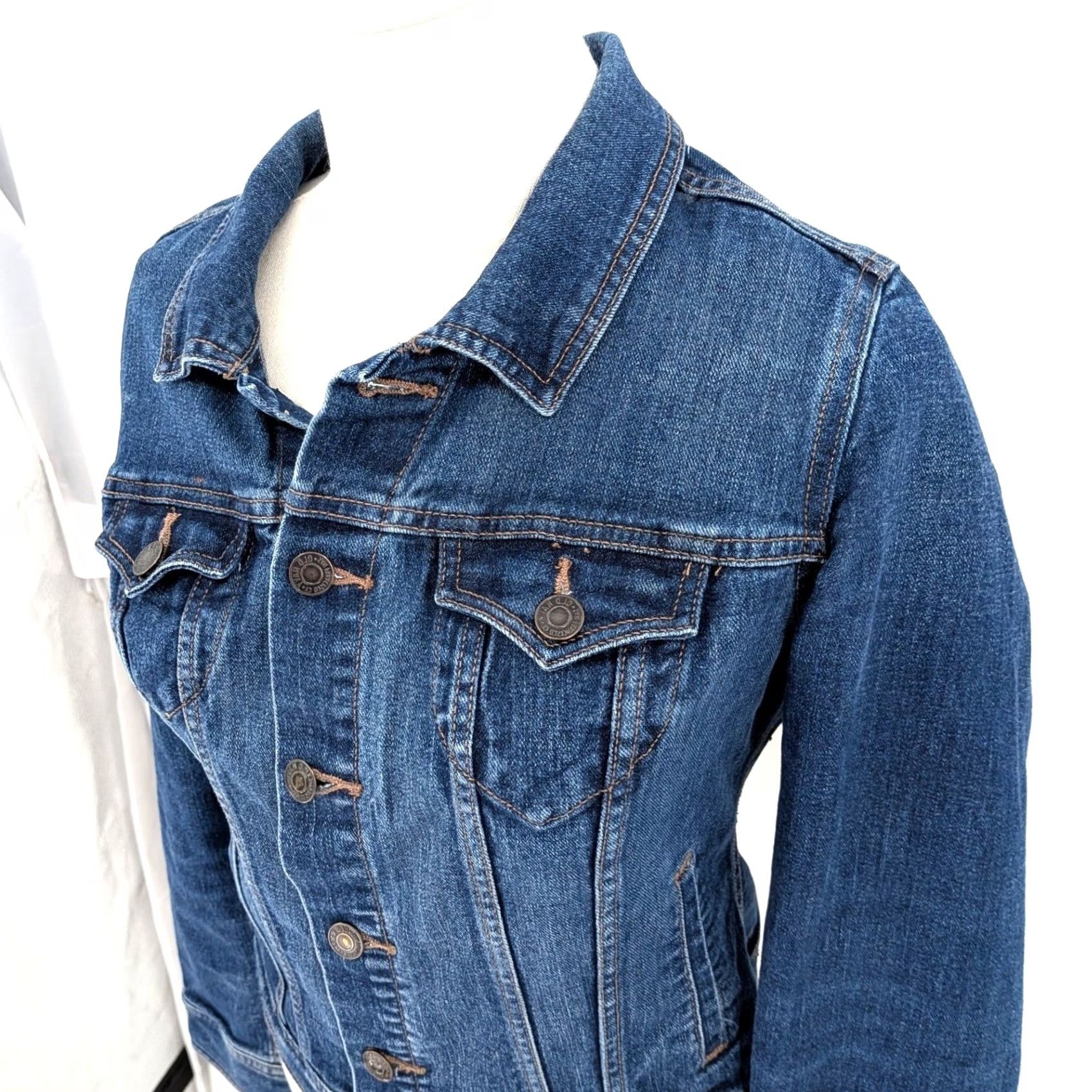 Old Navy Old Navy Classic Denim Trucker Jacket - Small Womens Size S / US 4 / IT 40 - 5 Thumbnail
