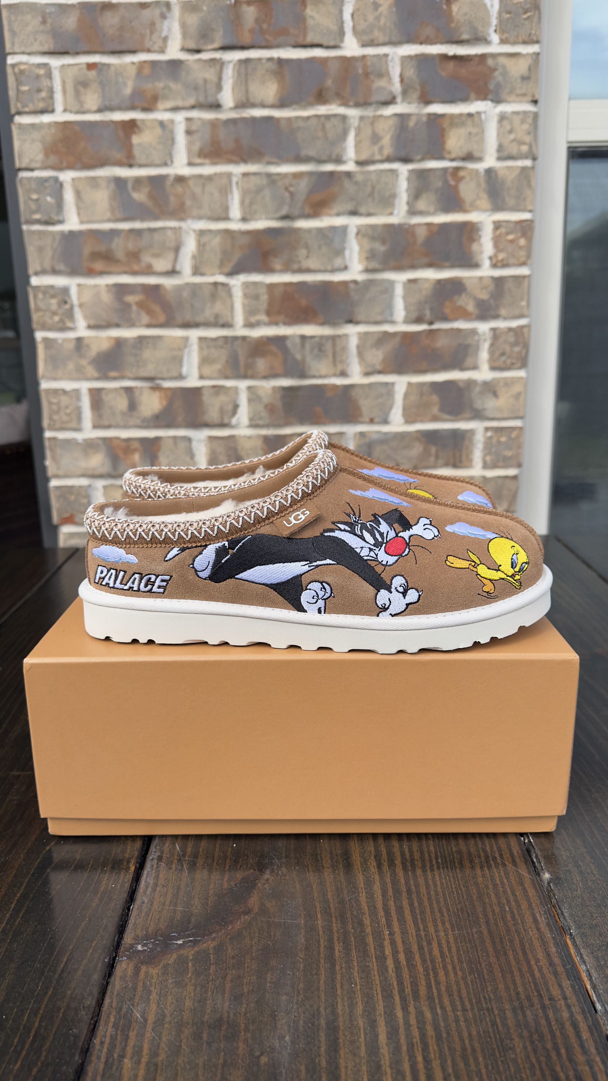 Palace × Ugg Ugg x Palace x Looney Tunes Tasman Slippers size 10 Size US 10 / EU 43 - 3 Thumbnail