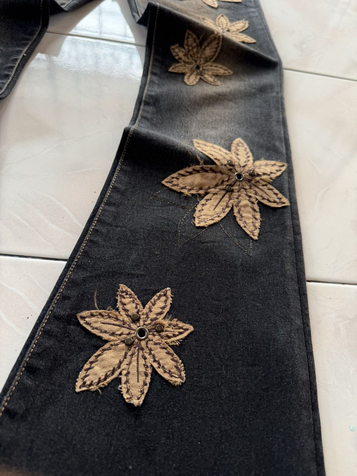 Japanese Brand Cosmo Japan Weed Leaf Suede Patch Mud Fade Flared Jeans Size US 27 - 4 Thumbnail