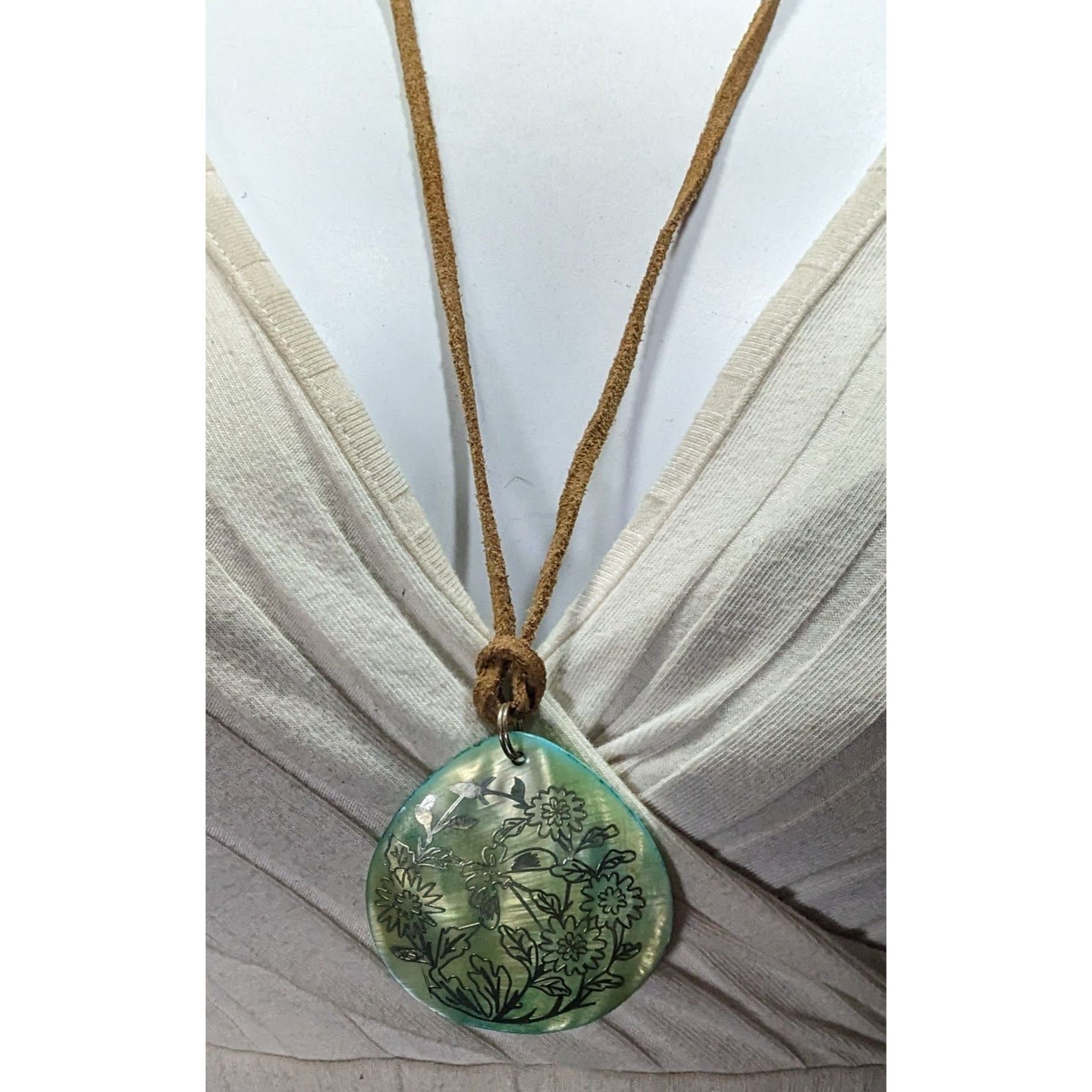 Handmade Handmade Floral Shell Pendant Necklace With Suede Cord Size ONE SIZE - 2 Thumbnail