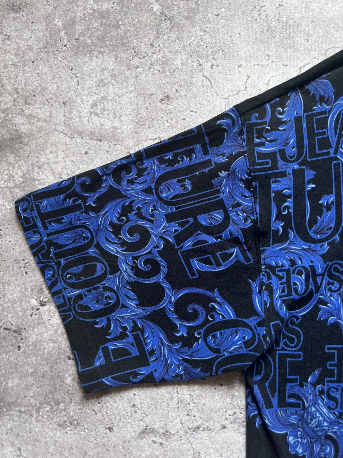 Designer × Versace Jeans Couture Versace Jeans Couture T-shirt Mit Barock Print Size US M / EU 48-50 / 2 - 6 Thumbnail