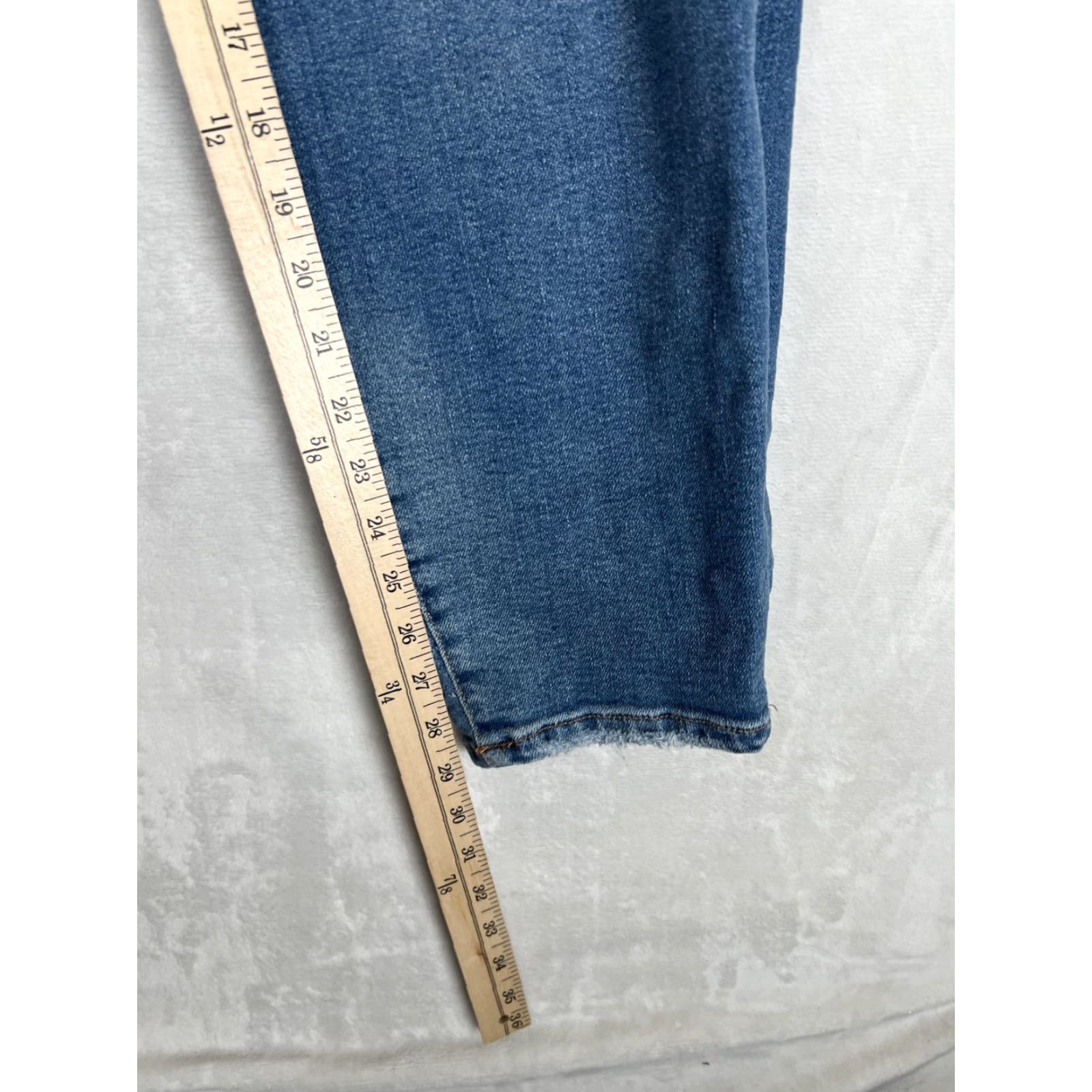 Good American Good American Good Legs Crop Jeans Womens 22 Blue Medium Wash Distressed Denim Crop Distressed Pockets Stretch Plus-Size 29in Inseam Mens? No. Size 40" / US 18 - 2 Thumbnail
