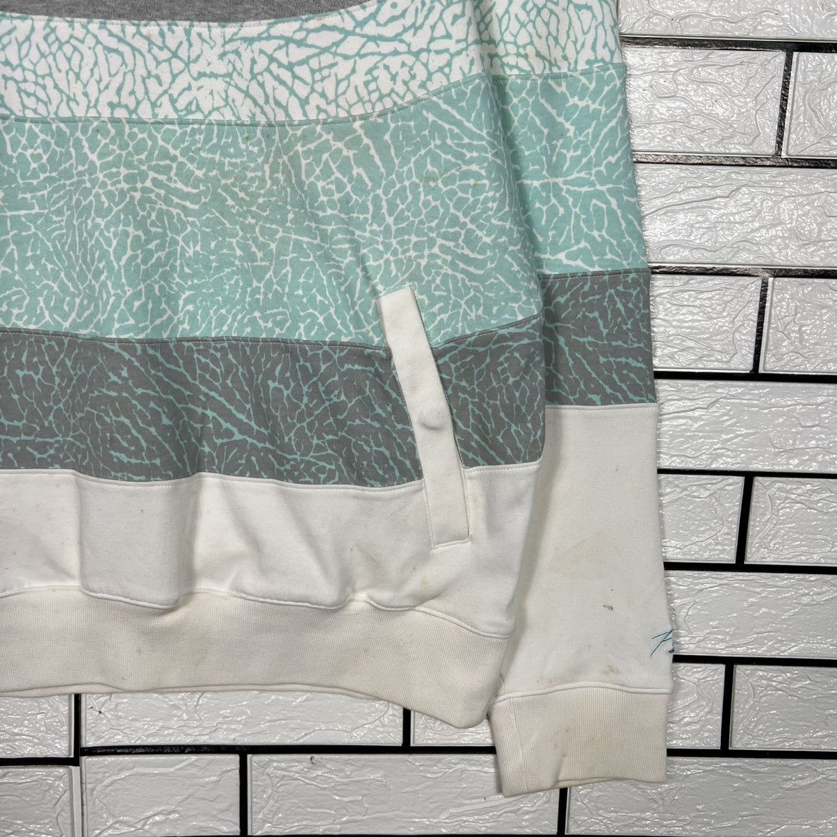 Jordan Brand AIR JORDAN Embroidered Logo Colorblock Sweatshirt #3946-C180 Size US L / EU 52-54 / 3 - 8 Thumbnail