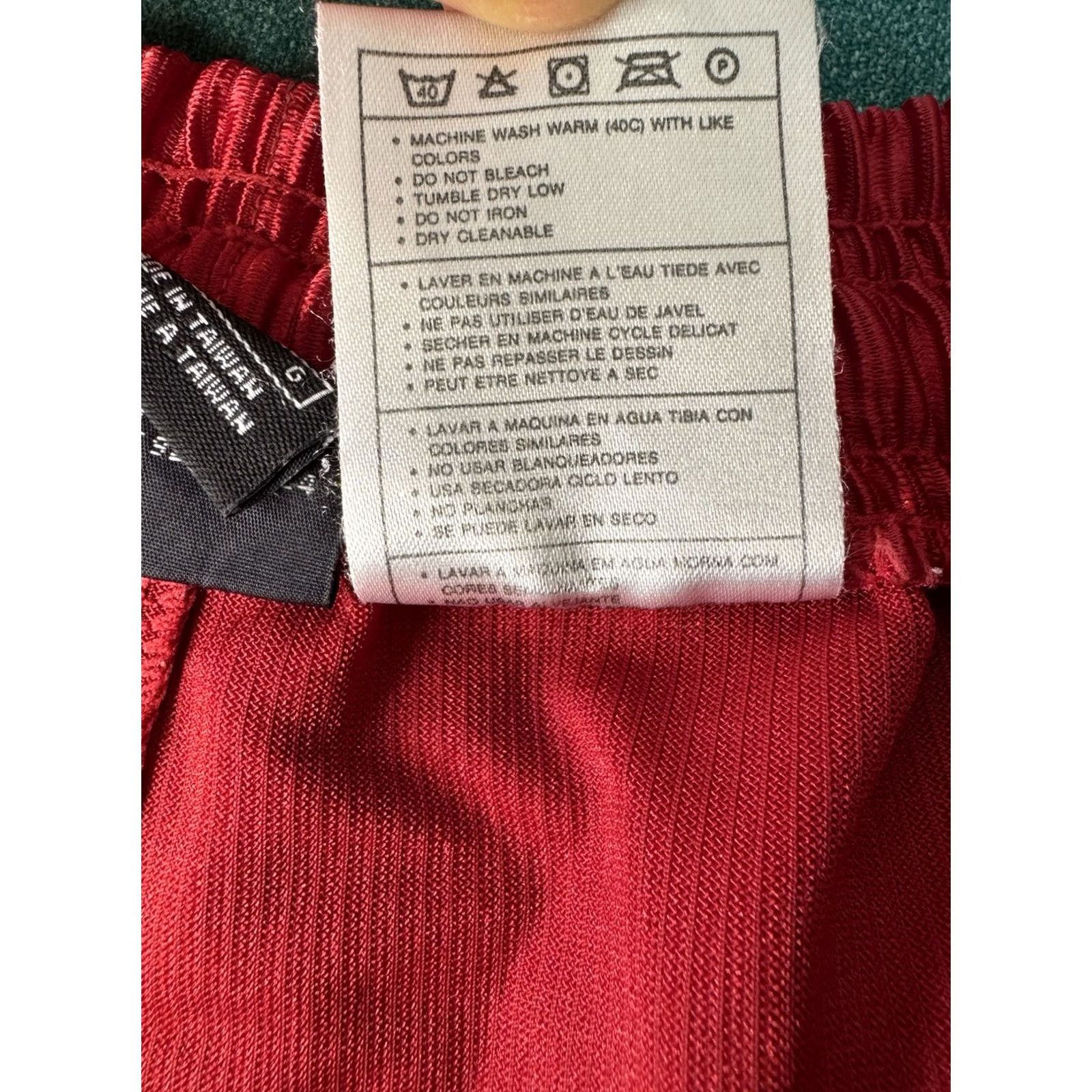 Nike VINTAGE Nike Shimmer Y2K Red Long Basketball Shorts Elastic Tie Waist Men's L 9” Inseam Size US 33 - 4 Thumbnail