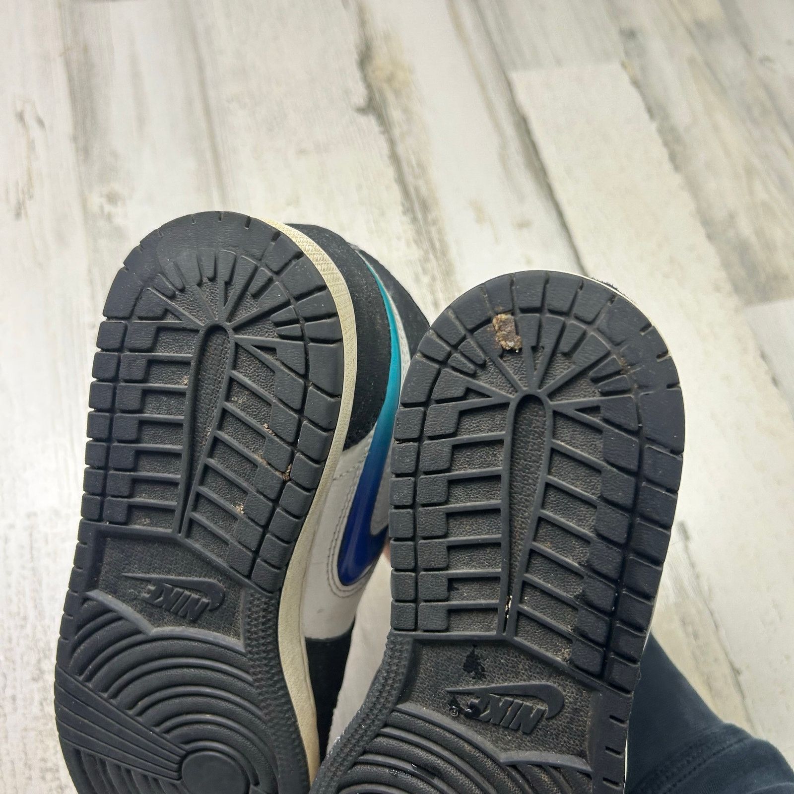 Jordan Brand × Nike Jordan 1 Mid SE Black White Hyper Jade (GS) - fQ8095-001 Size US 6 / EU 39 - 7 Thumbnail