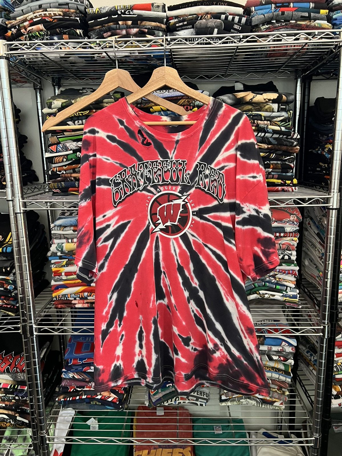 NCAA 90s Wisconsin Badgers Basketball Grateful Red Dead Tee NBA Size US XXL / EU 58 / 5 - 1 Thumbnail