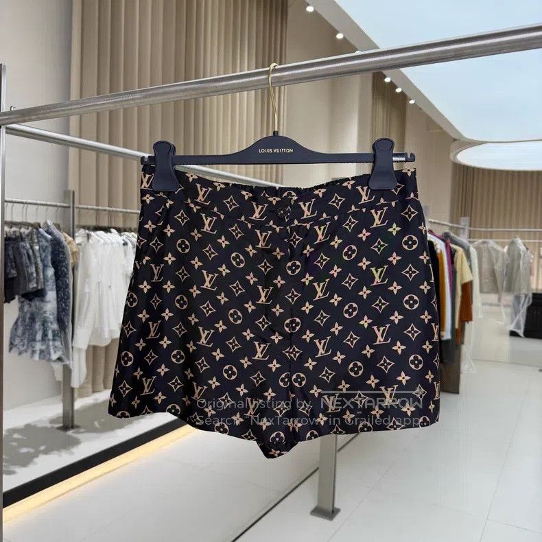 Other Louis Vuitton Black and gold printed silk shorts Size US 38 / EU 54 - 1 Thumbnail