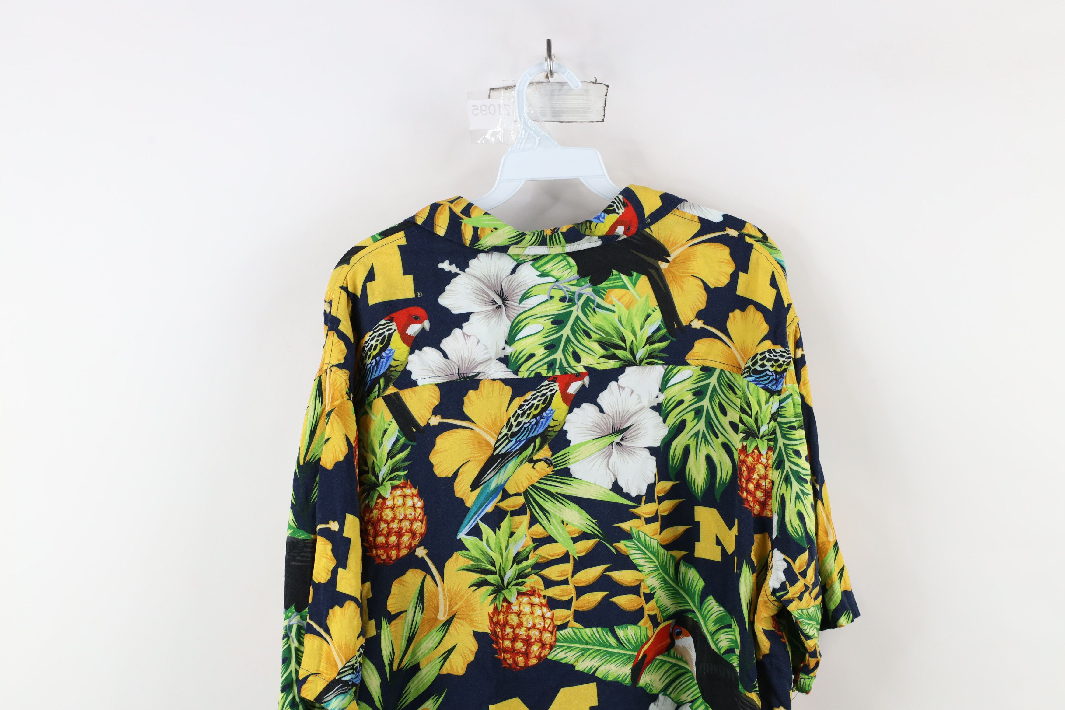 Vintage Vintage 90s University of Michigan Hawaiian Button Shirt Size US XL / EU 56 / 4 - 9 Thumbnail