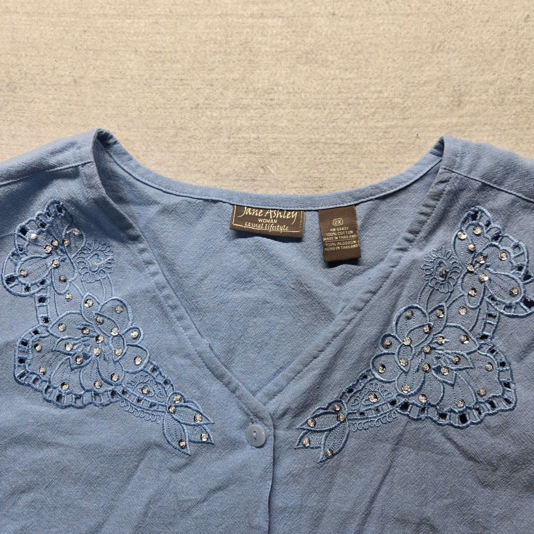 Vintage VINTAGE Jane Ashley Blue Floral Cotton Short Sleeve V-Neck Beaded Plus Size Women’s Shirt 2X Casual Size XXL / US 16-18 / IT 52-54 - 2 Thumbnail