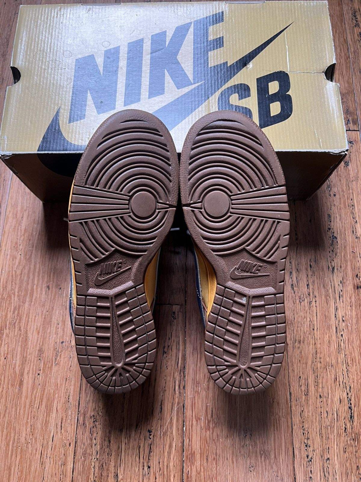 Nike SB Nike SB Dunk Low ‘Newcastle Brown Ale’ Size US 9.5 / EU 42-43 - 6 Thumbnail