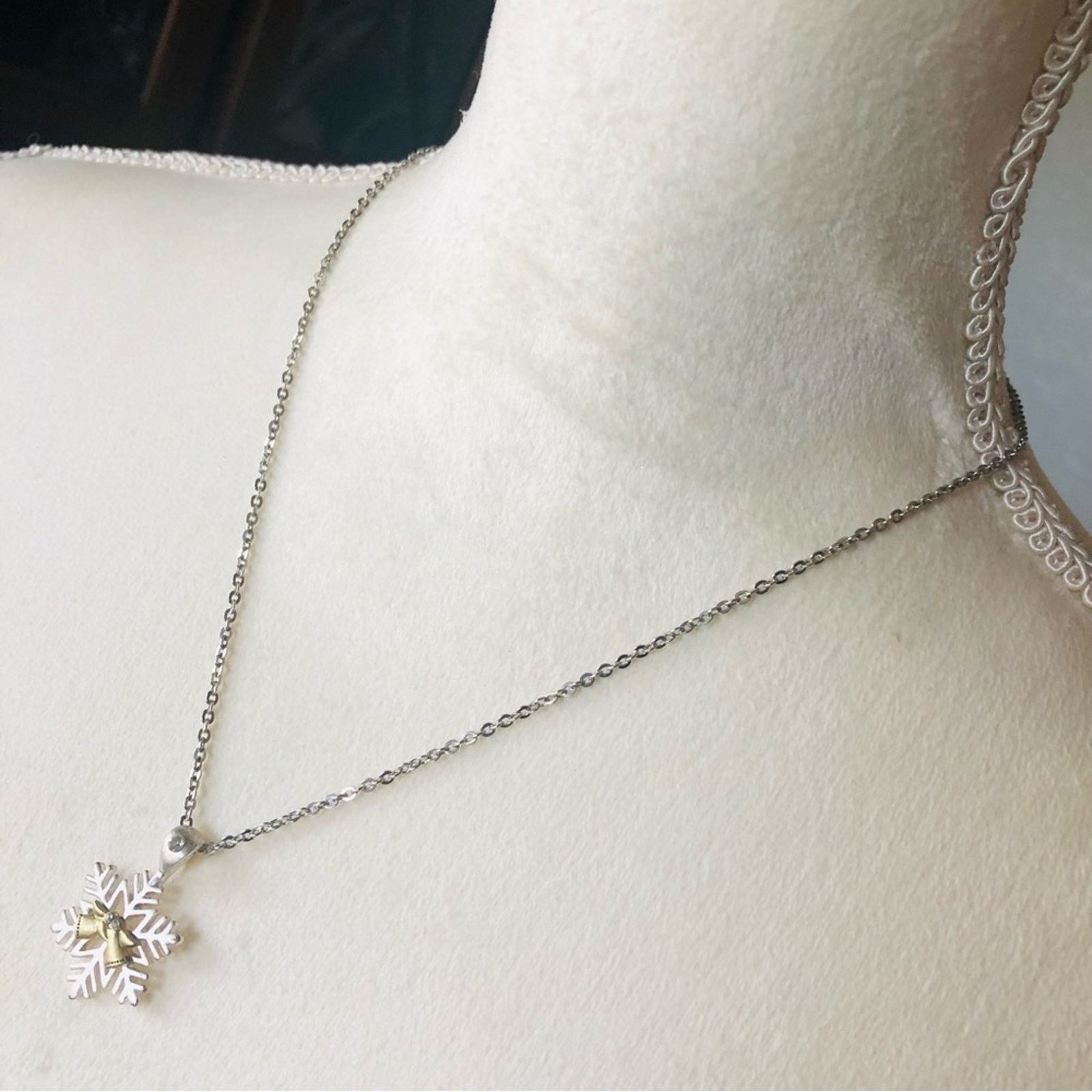 Vintage Vintage frosted snowflake angels flying necklace Size ONE SIZE - 6 Thumbnail
