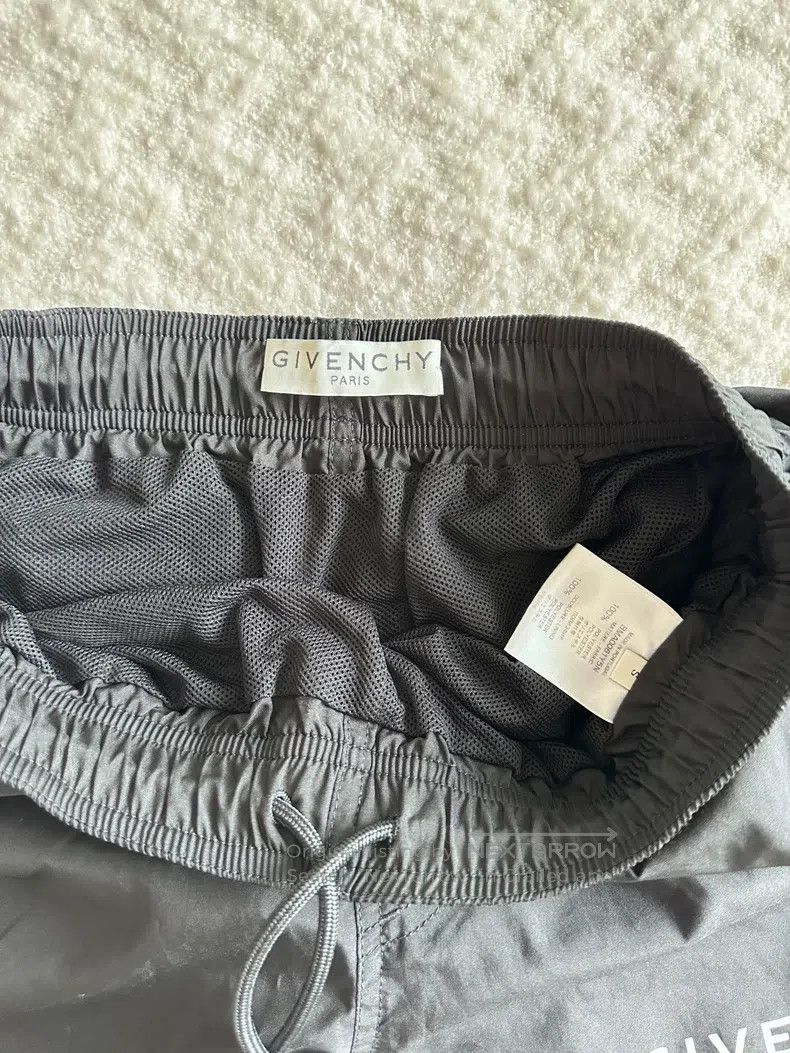 Givenchy Givenchy size S Logo lettering shorts, size S Size US 27 - 6 Thumbnail