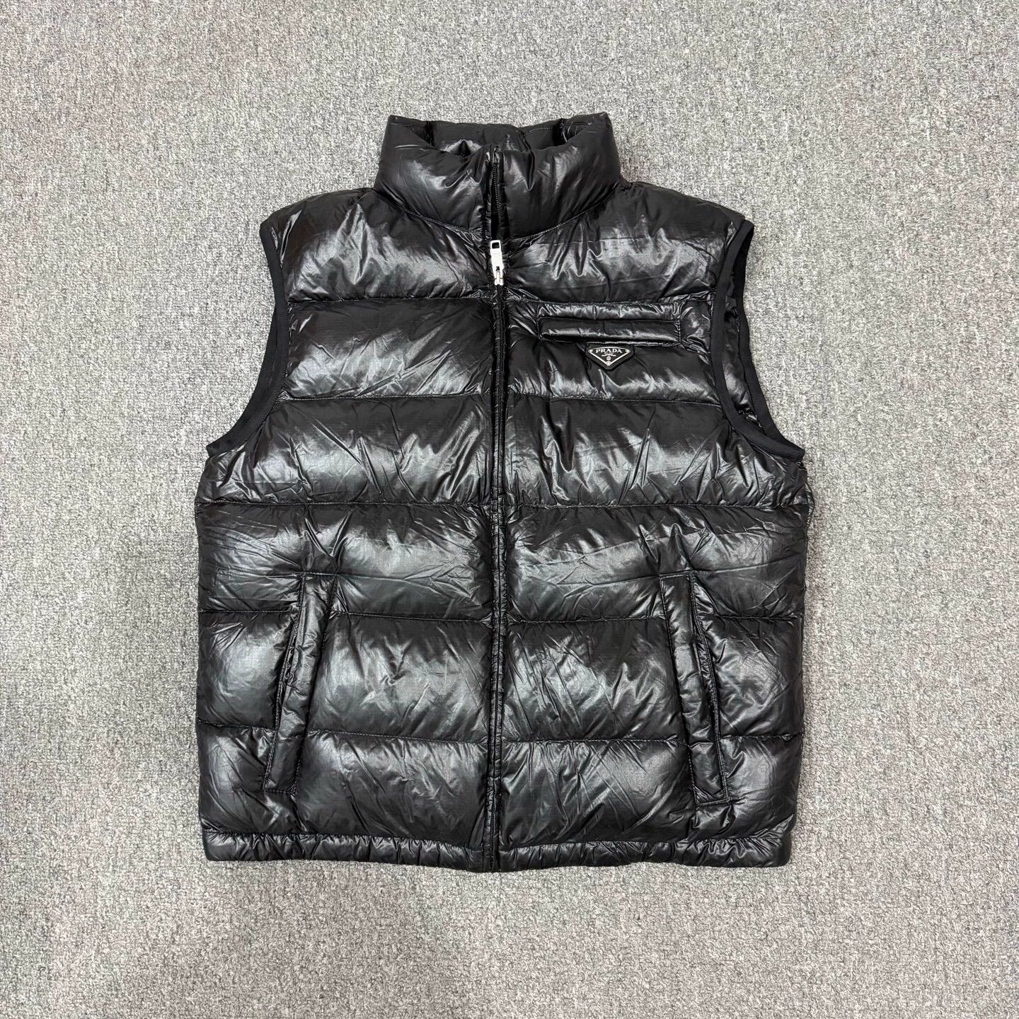 Prada Prada Black Triangle Logo Down Vest 52 Size US L / EU 52-54 / 3 - 1 Thumbnail