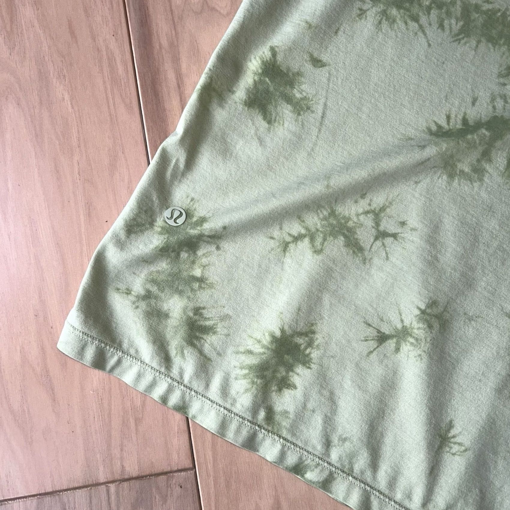 Lululemon Lululemon The Fundamental Shirt Green Men’s XS Crewneck Short Sleeve Batik Logo 20 pit to pit 29 length Regular Shape Athletic Shirt Size US XS / EU 42 / 0 - 4 Thumbnail