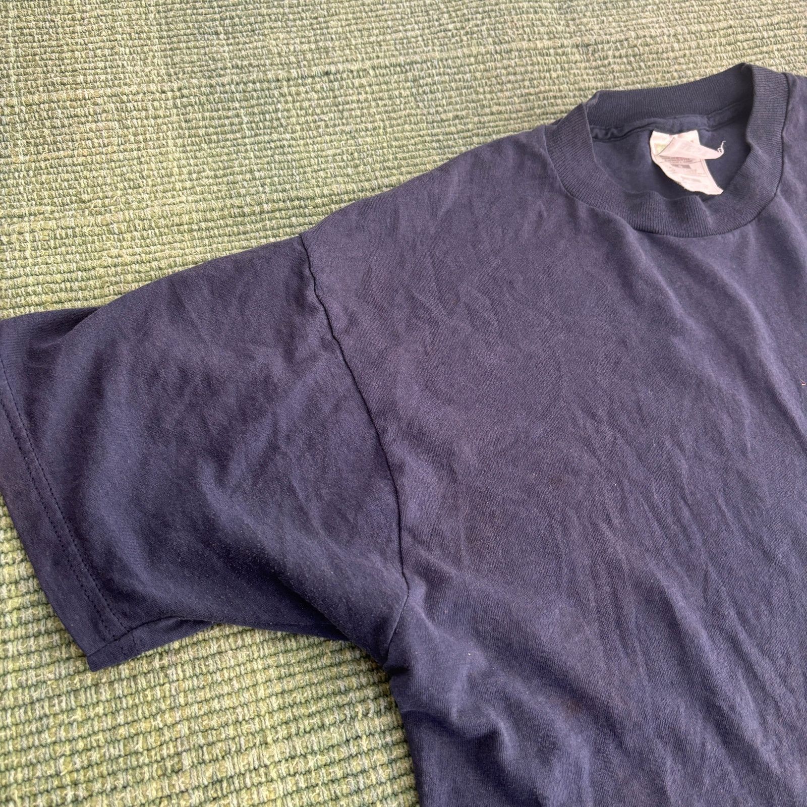 Fruit Of The Loom × Vintage Vintage 90s Y2K dark blue distressed blank pocket tee shirt Size US L / EU 52-54 / 3 - 5 Thumbnail