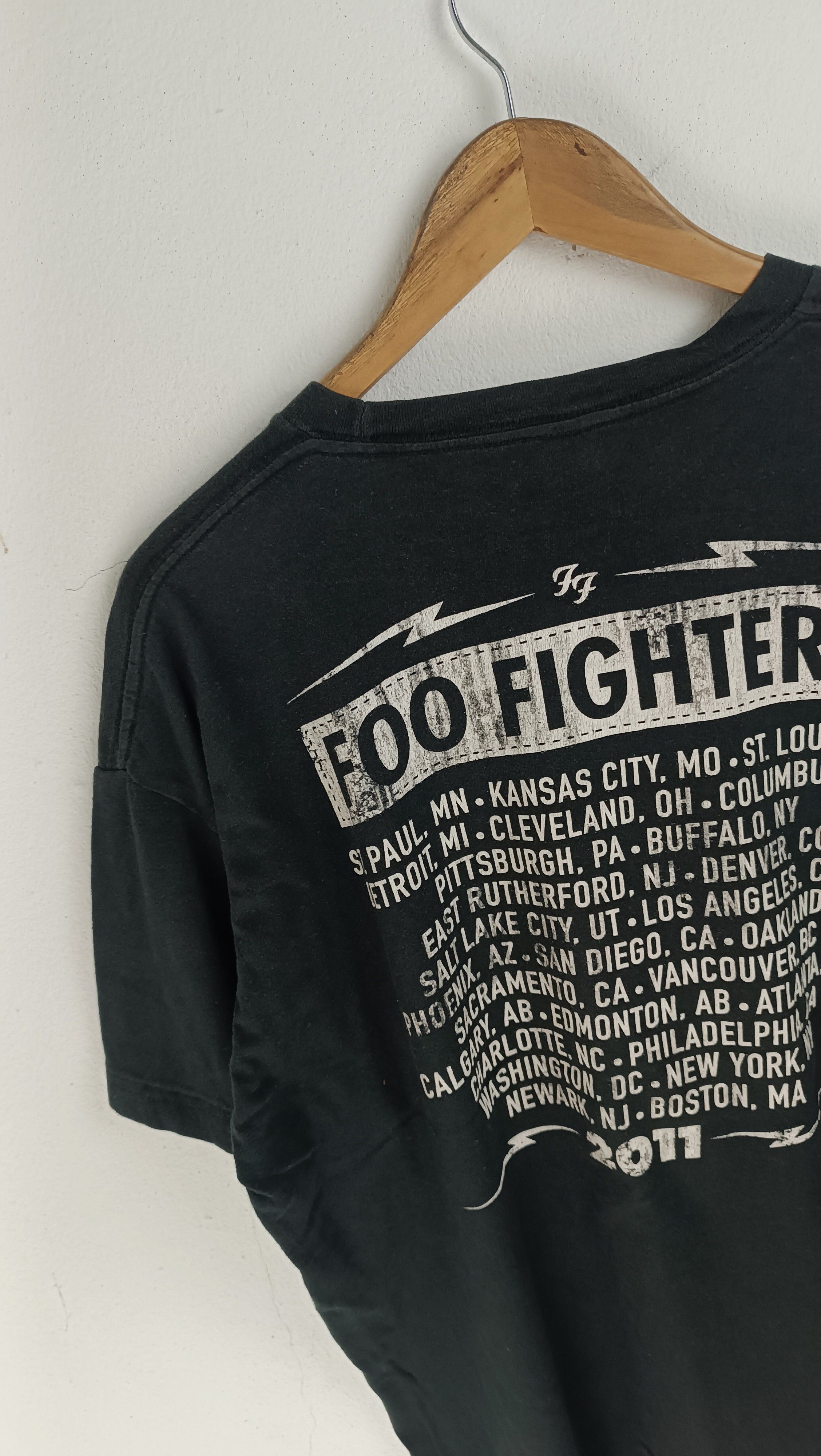 Band Tees VINTAGE 2011 FOO FIGHTERS WASTING LIGHT TOUR nirvana hole Size US L / EU 52-54 / 3 - 13 Thumbnail