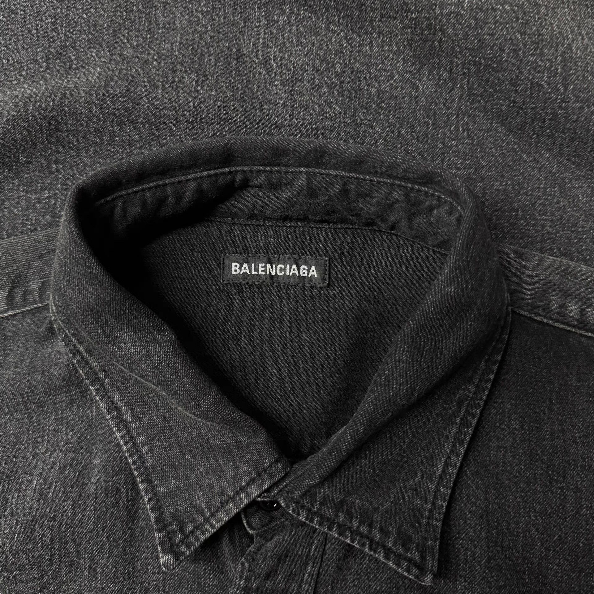 Balenciaga Balenciaga Denim Long Sleeve Shirt with Red Back Logo Q10 Size US L / EU 52-54 / 3 - 5 Thumbnail